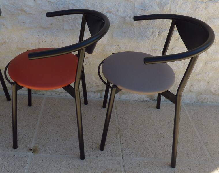 4 gondola-style chairs with a sturdy metal frame and faux leather.