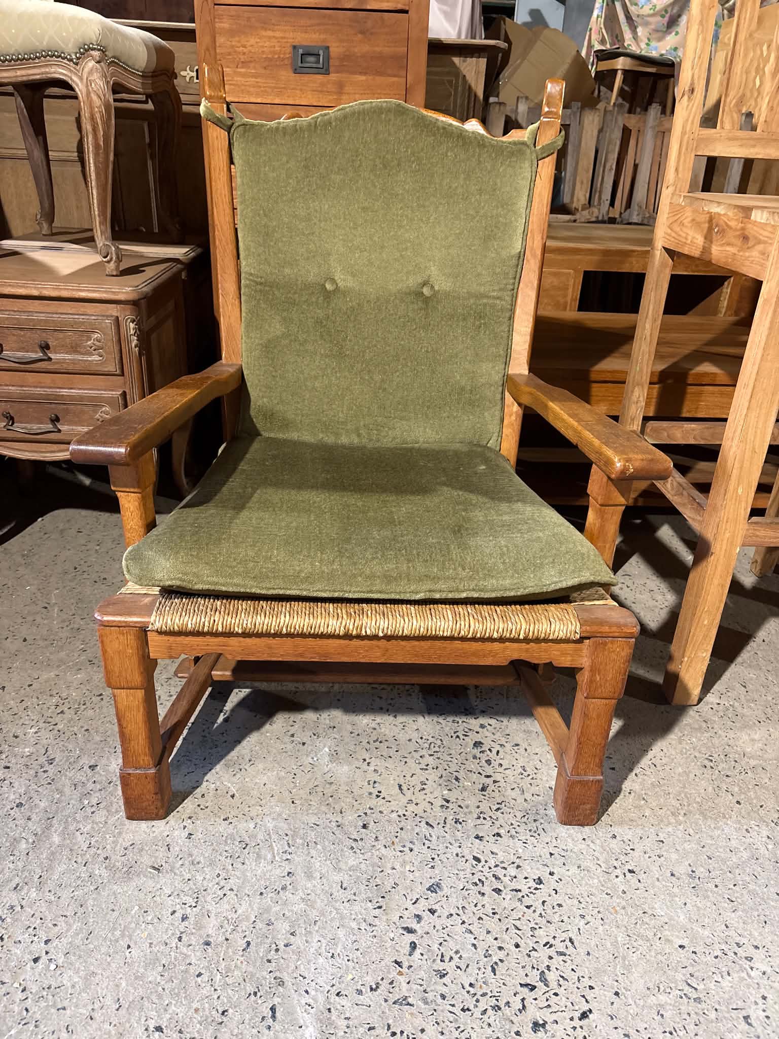 Fauteuil vintage bois et velours vert olive