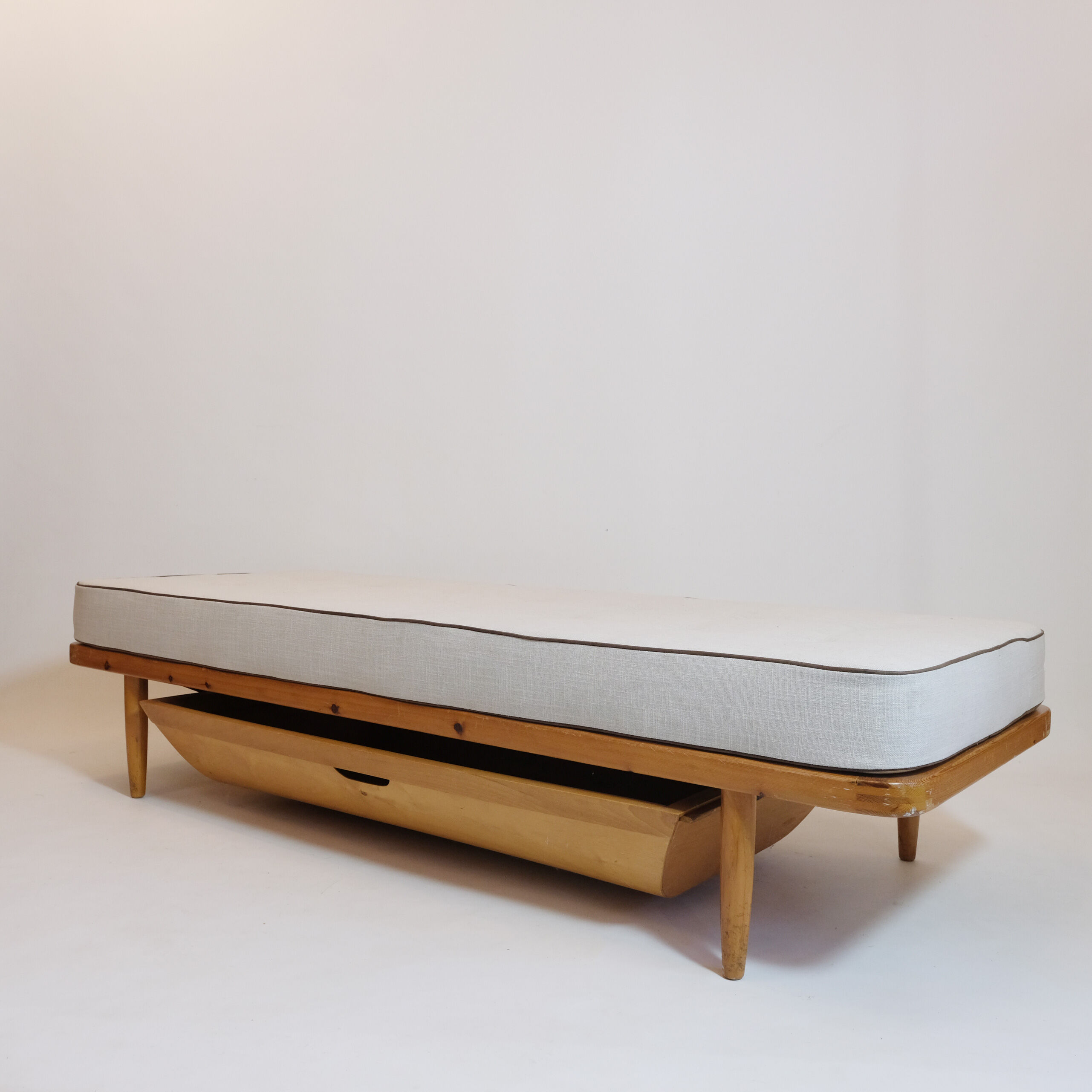 Pin bench bed, Danish work of the 50s-60s