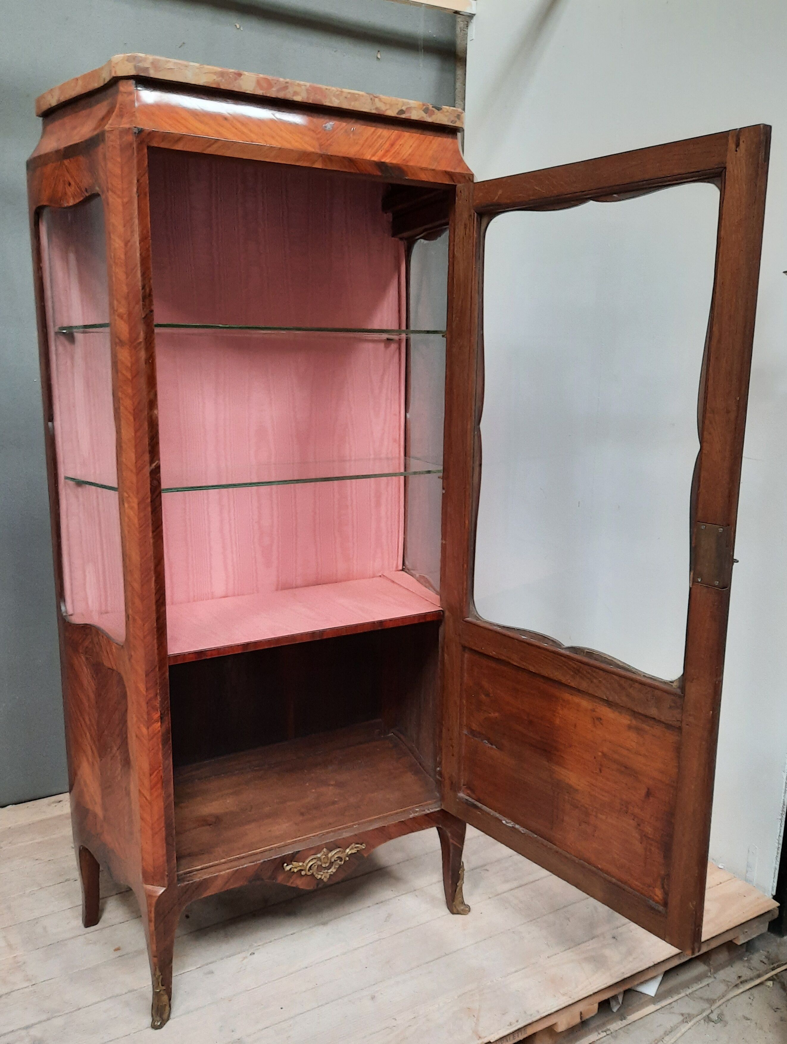 Louis xv showcase with a marble door