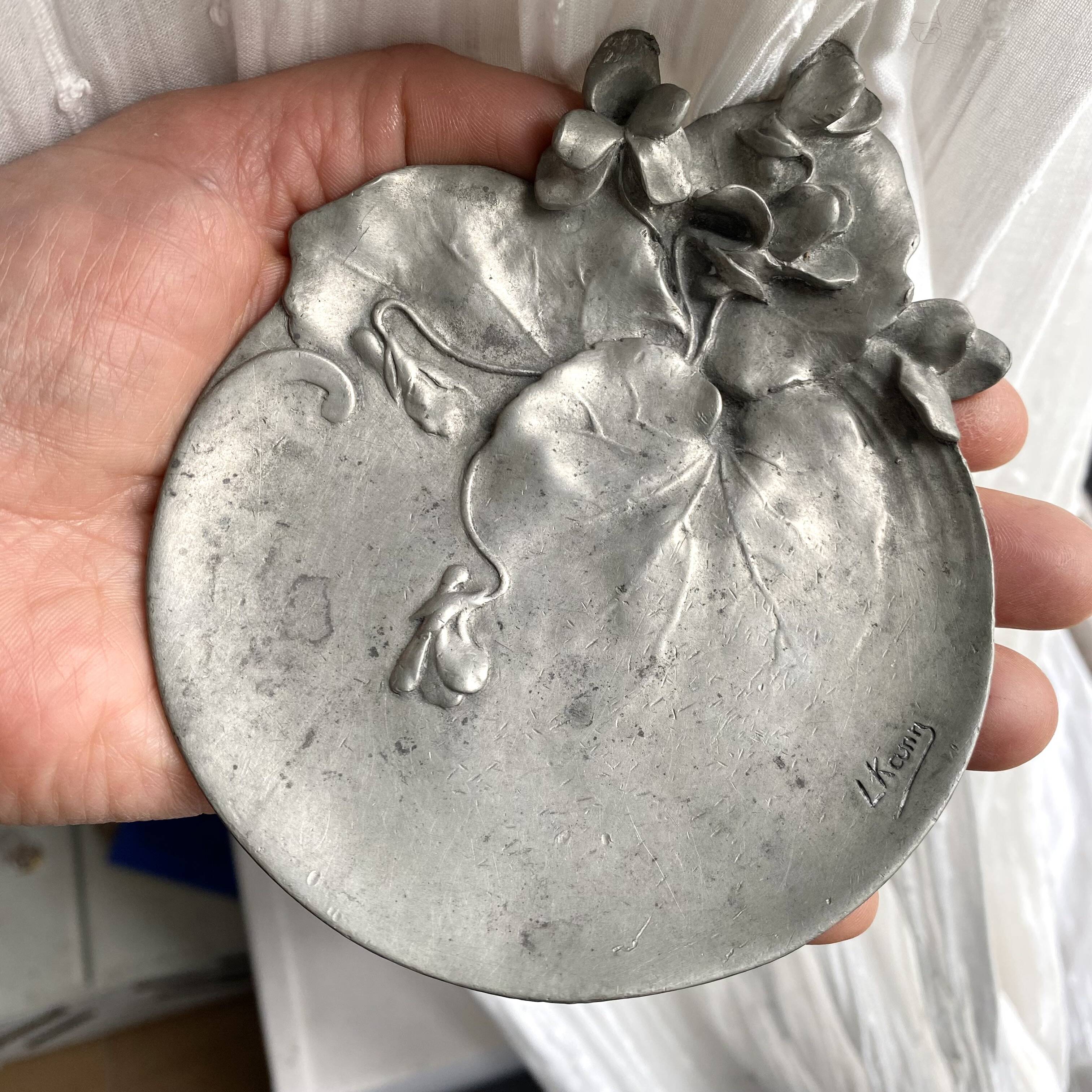 Art Nouveau ashtray in pewter signed L. Kann, foundry Siot-Decauville