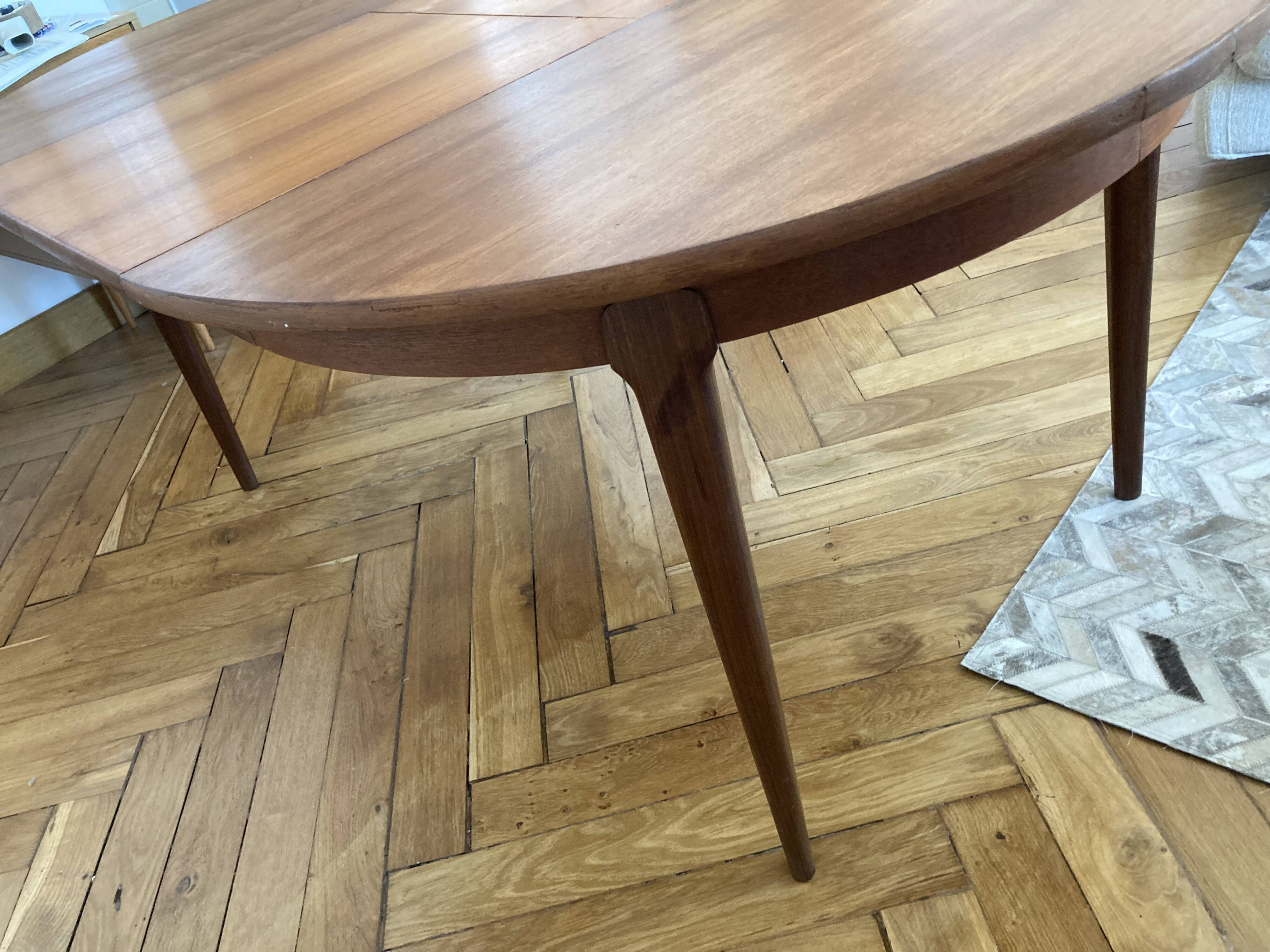 Extendable Scandinavian table