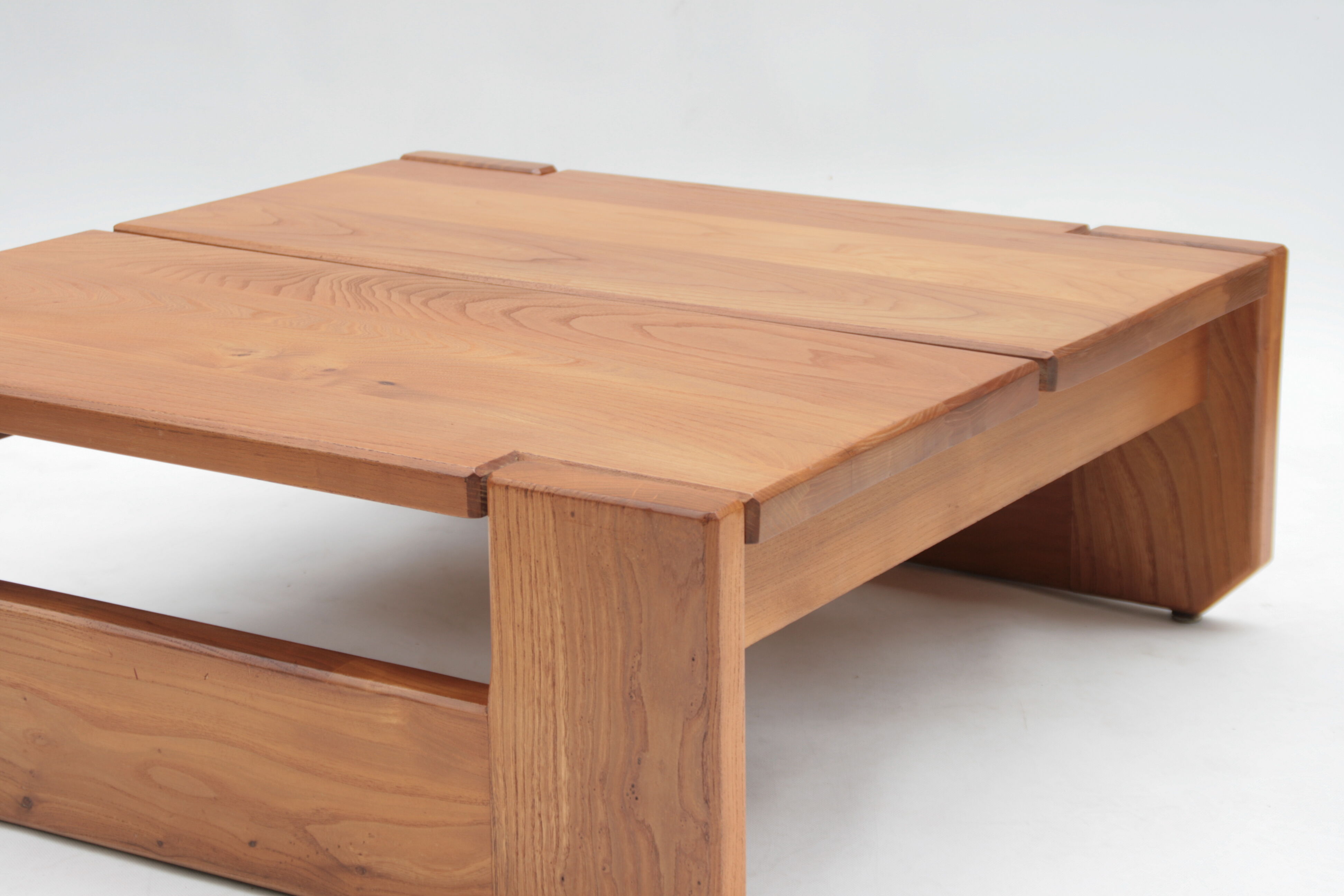 Table basse en orme par la Maison Regain, 1960
