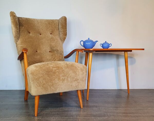 Fauteuil Wing norvégien en peau de mouton avec ottomane 1950
