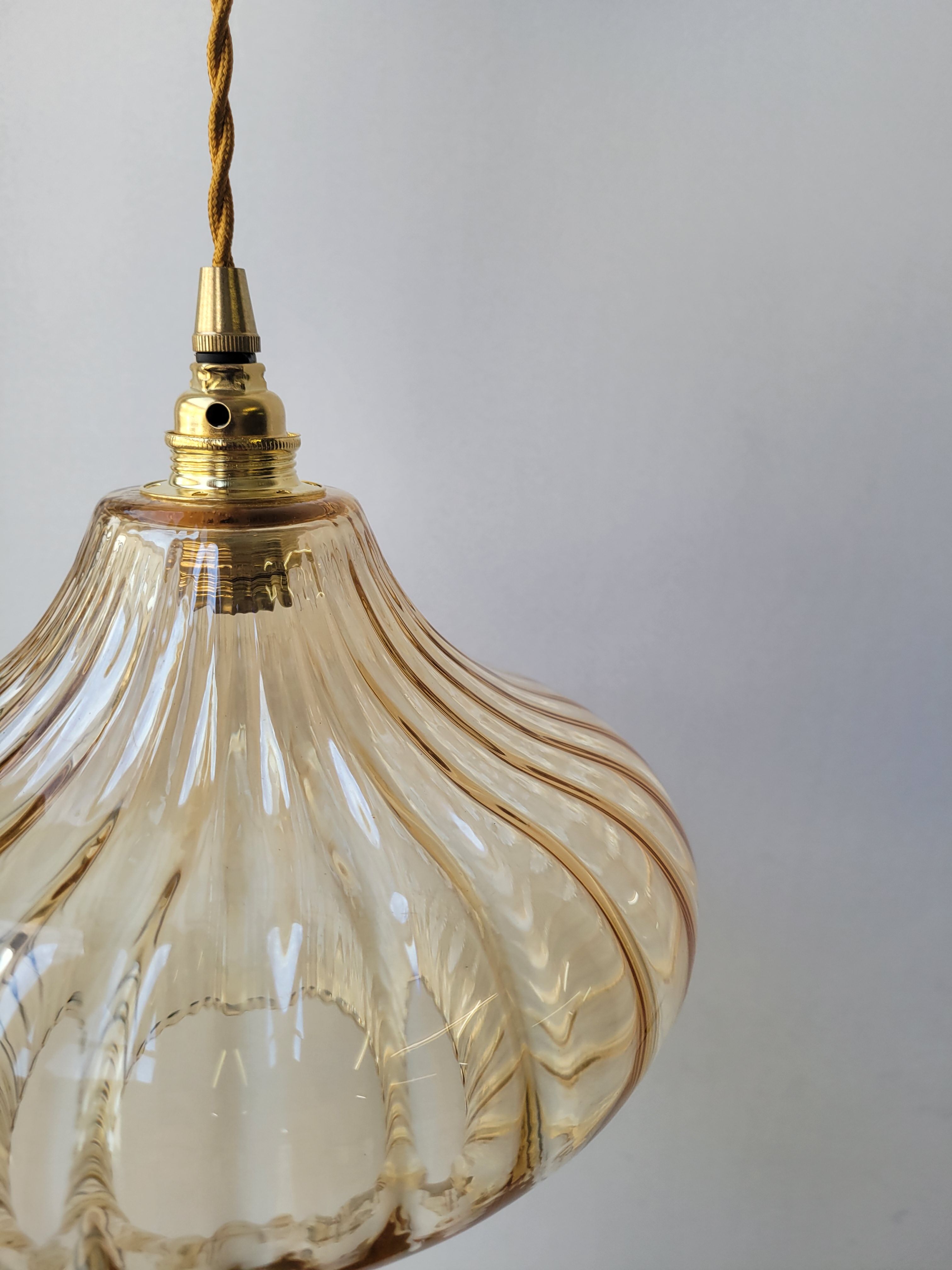 Suspension en verre strié ambré