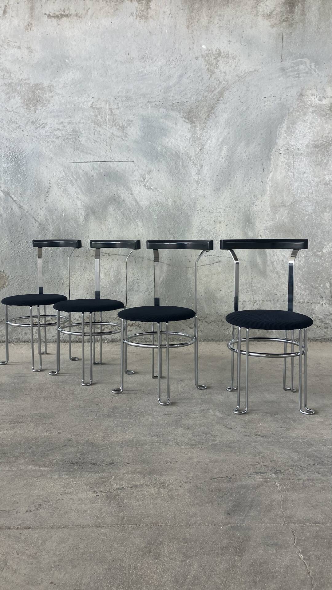 4 chaises postmodernes, 1980