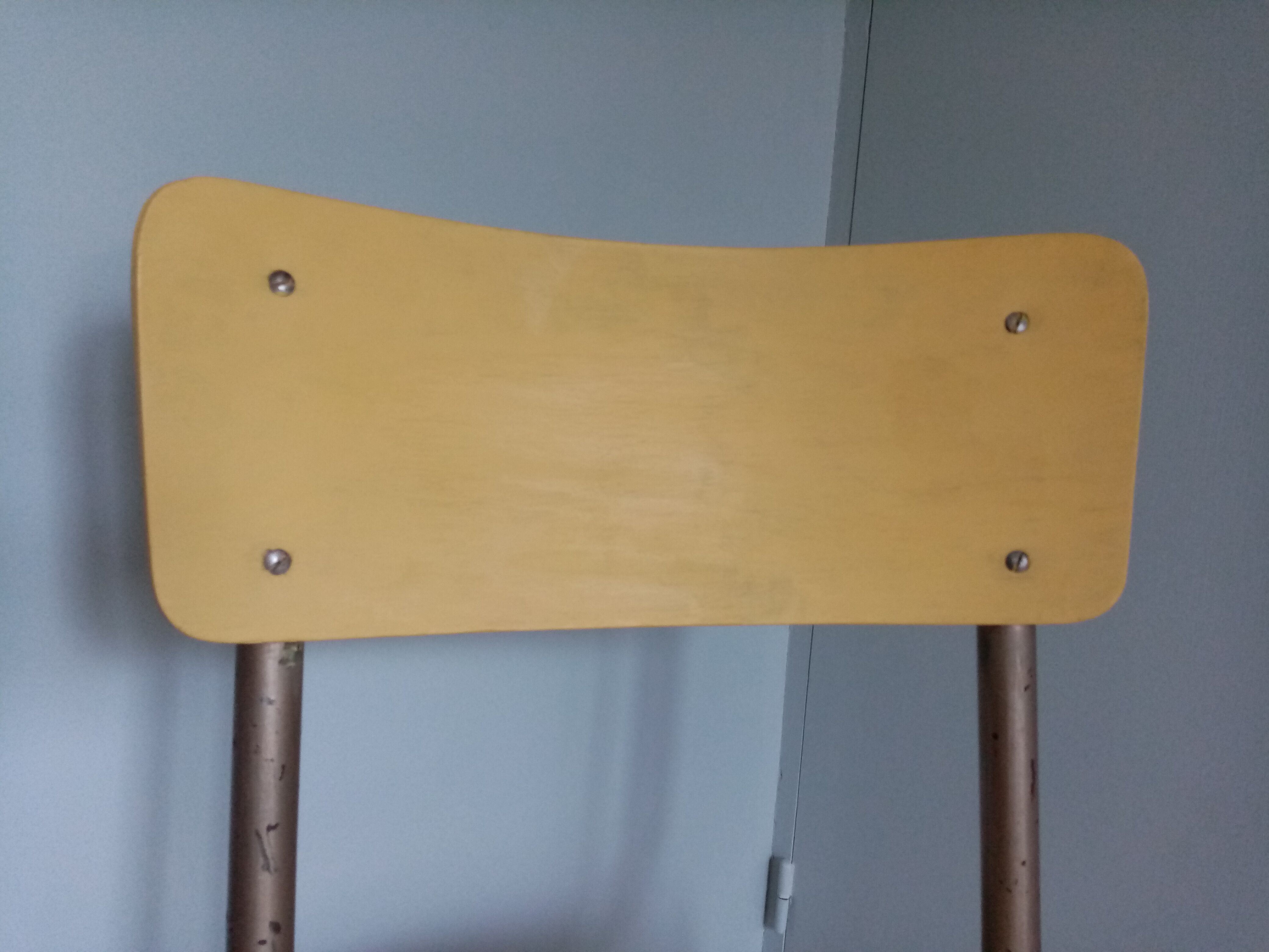 Chaise d'école adulte revisitée en jaune