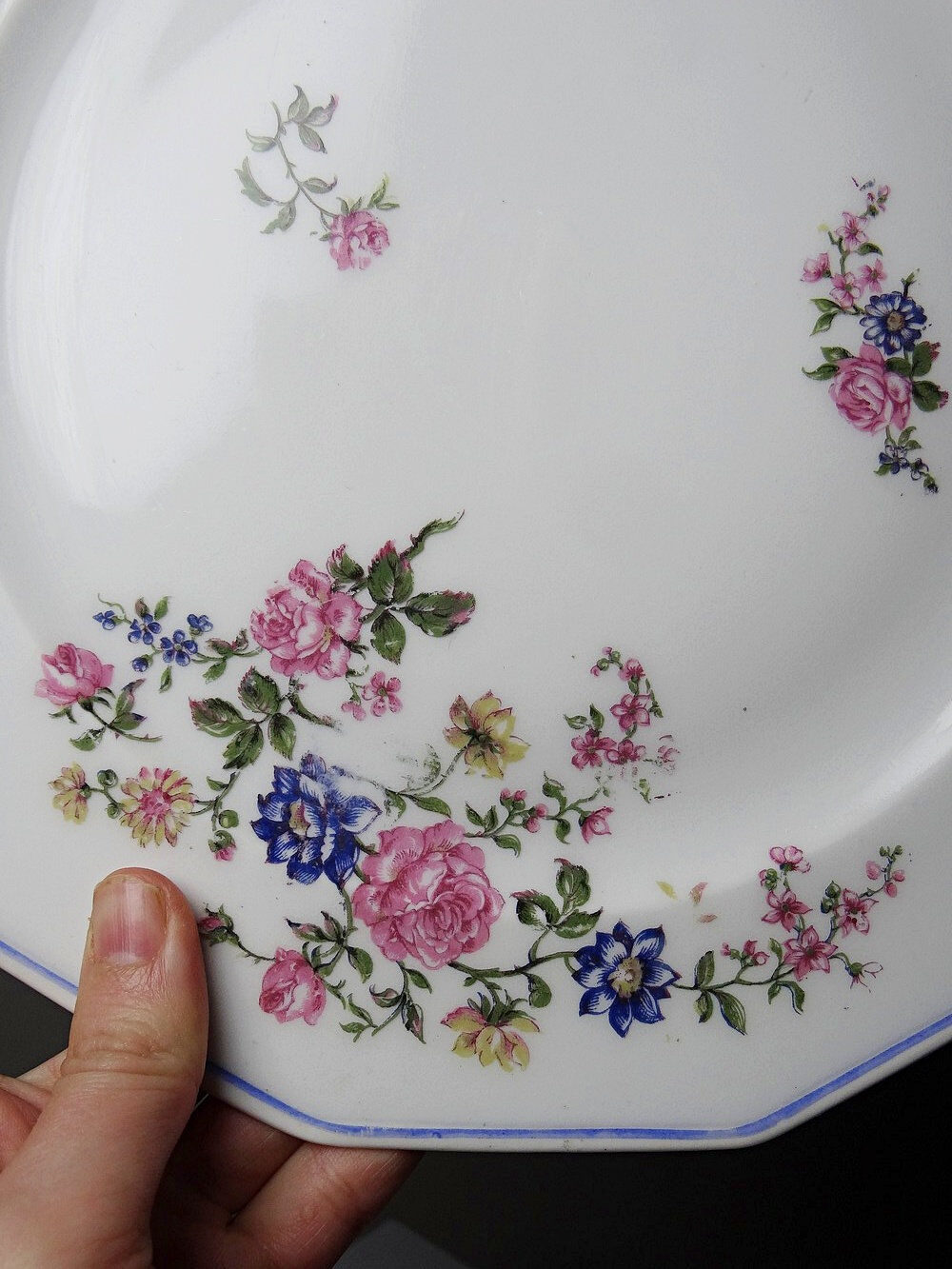 4 flat plates by Bernardaud, Limoges porcelain, floral decoration from the 1920s to 1950s.