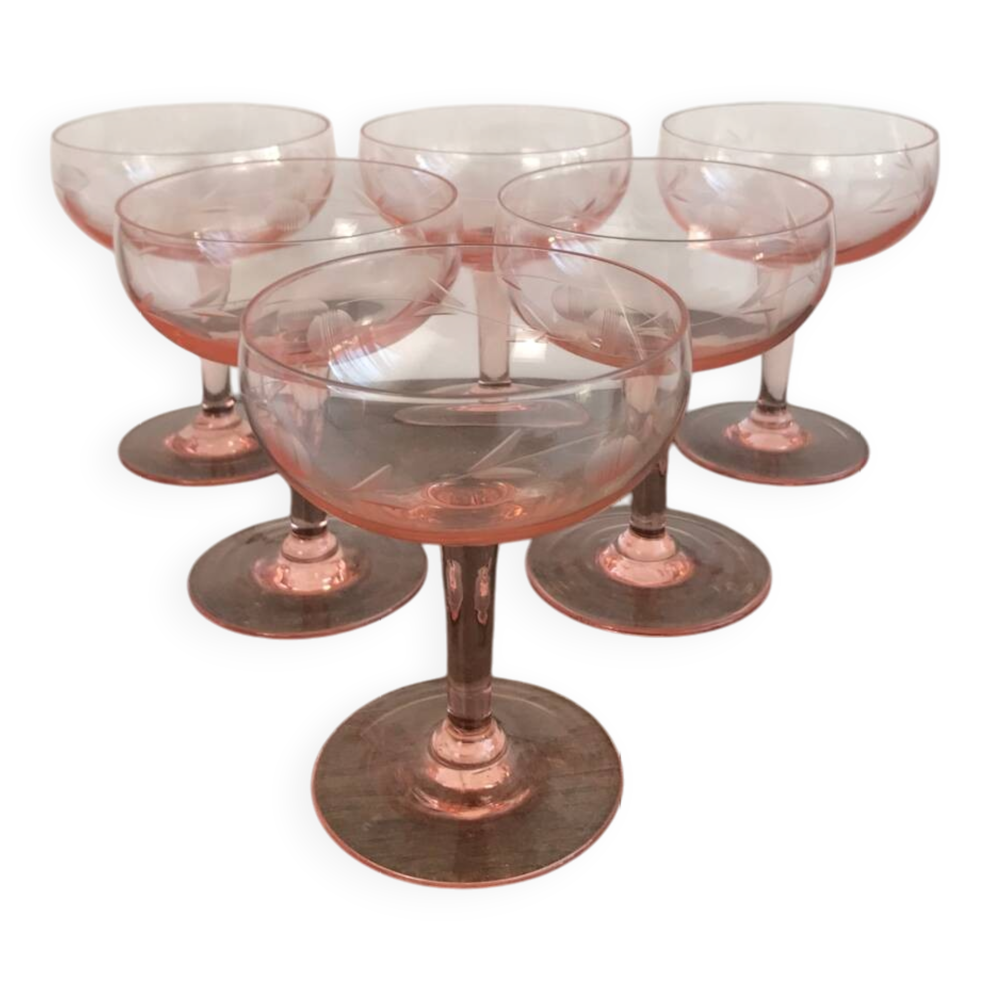 Champagne glass in pink glass with floral engraving