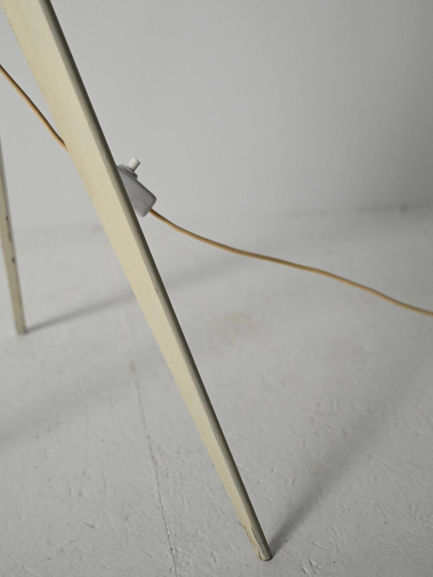 Lampadaire trépied laqué blanc, années 50/60