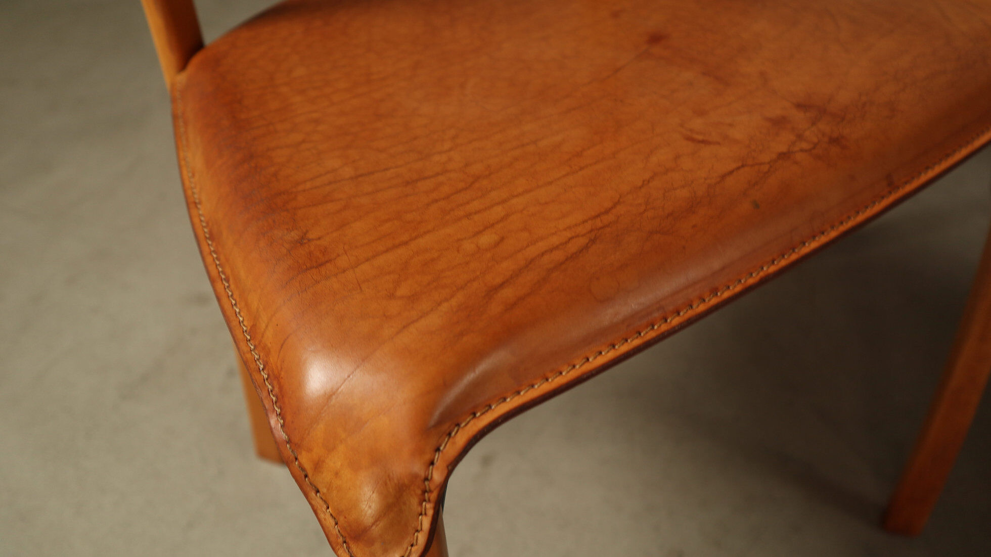 Ensemble de cinq chaises de salle à manger italiennes en cuir cognac, années 1990.