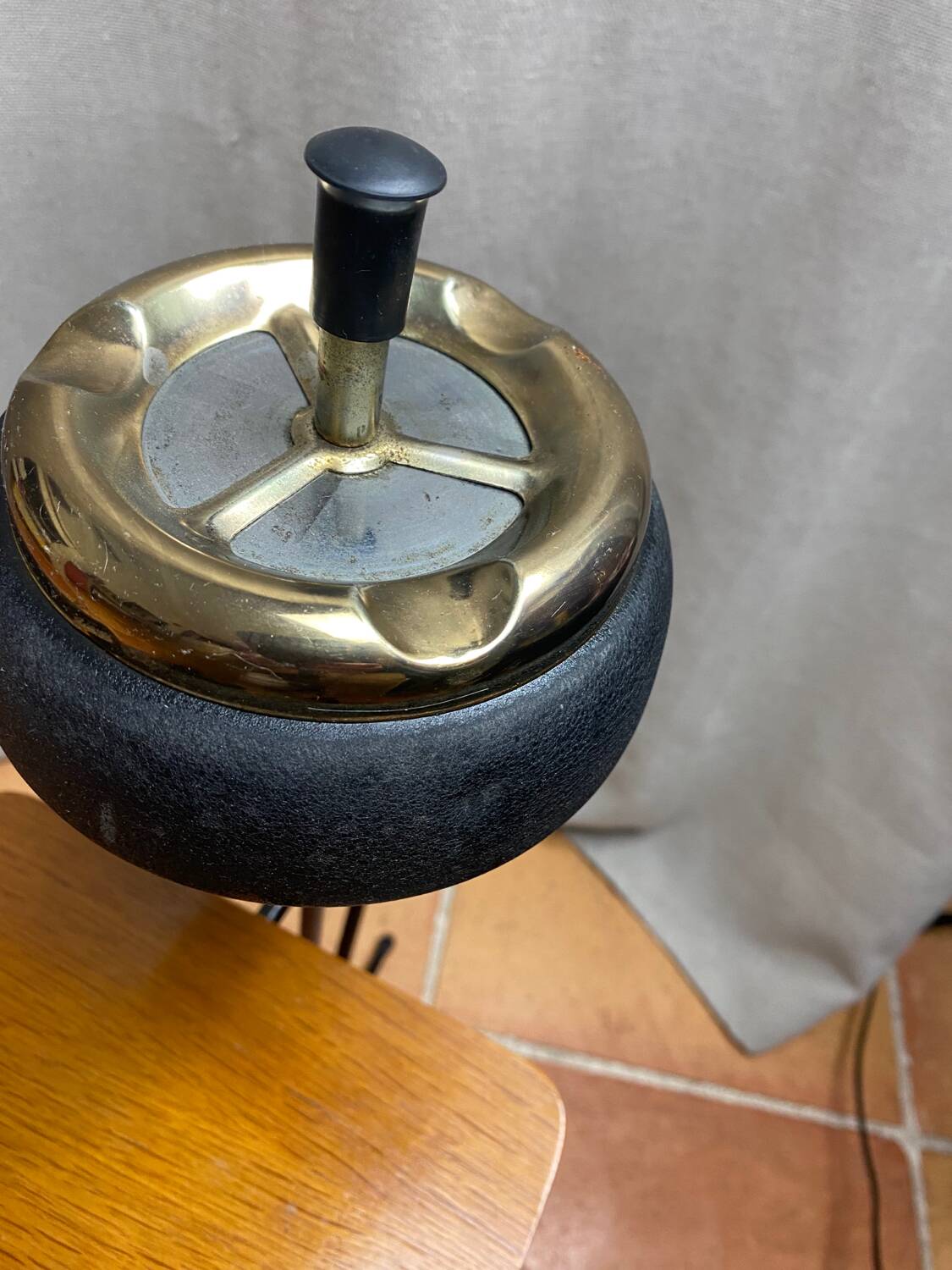 Metal tripod push ashtray