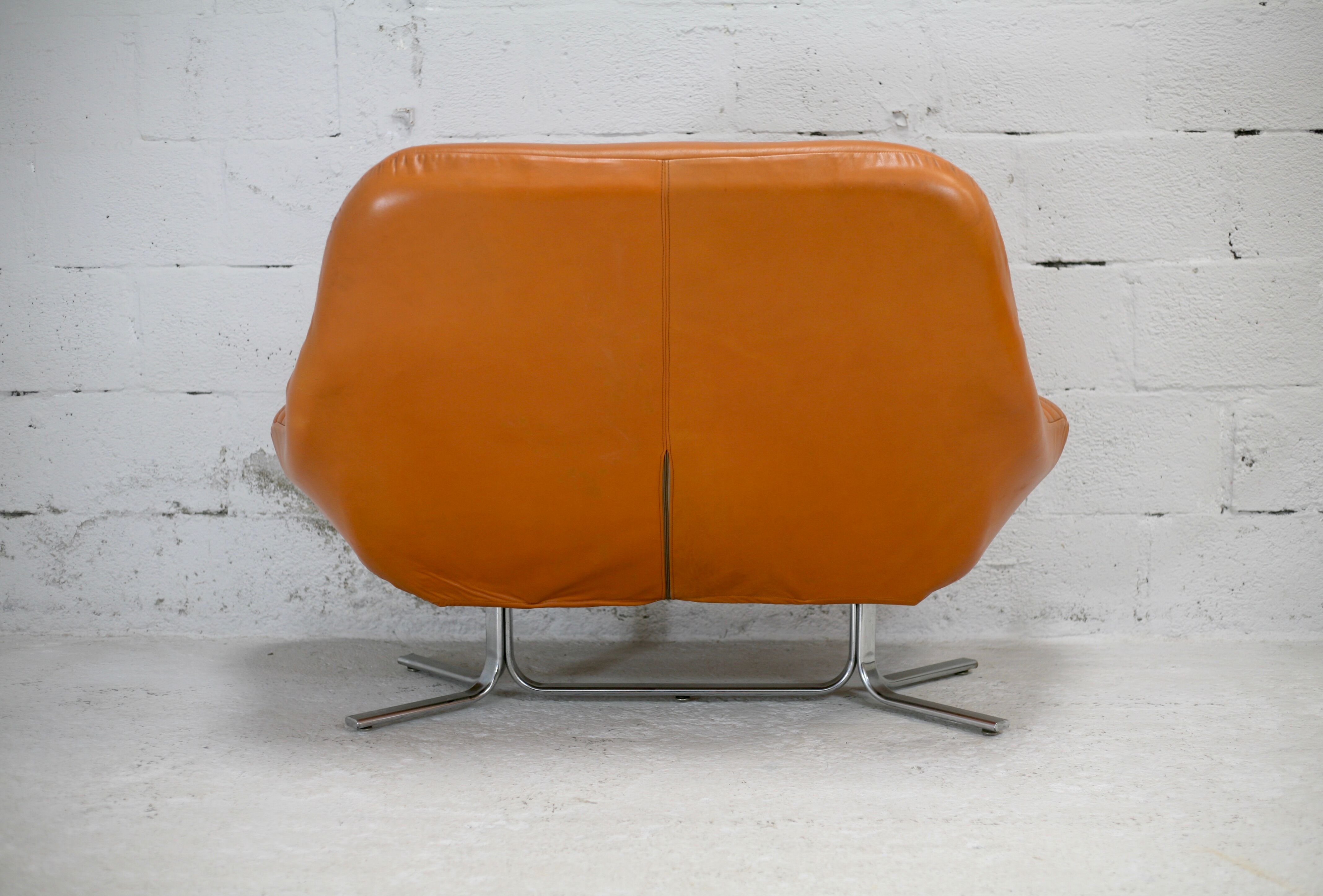 Sofa "space age". Leather, fiberglass, foam, steel. Circa 1970. Orange.