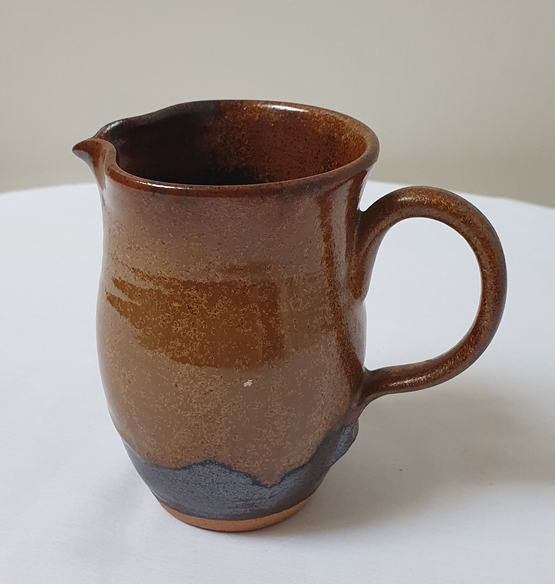 Mugs en grès et un pichet
