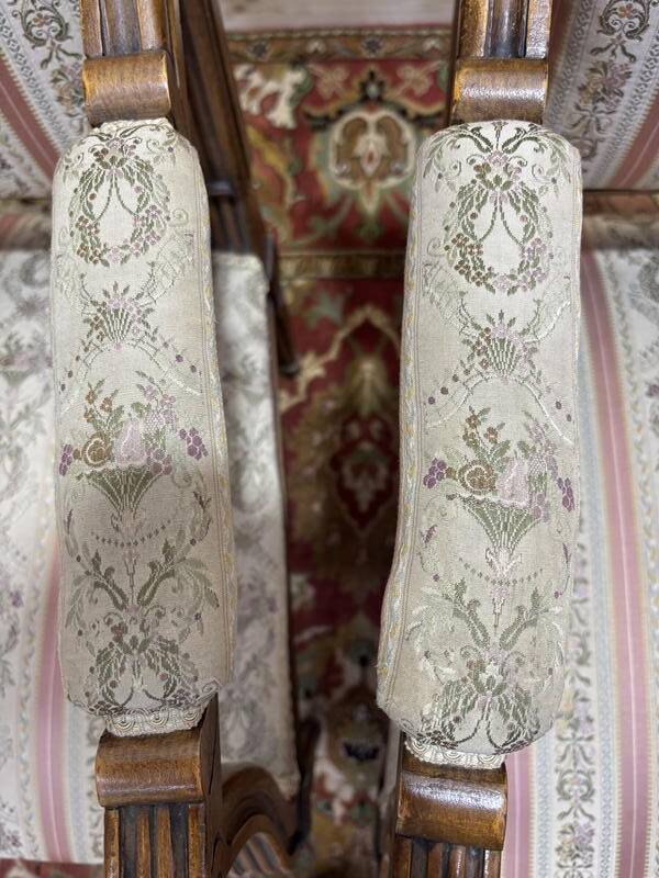 Paire de fauteuils à la reine de style Louis XVI