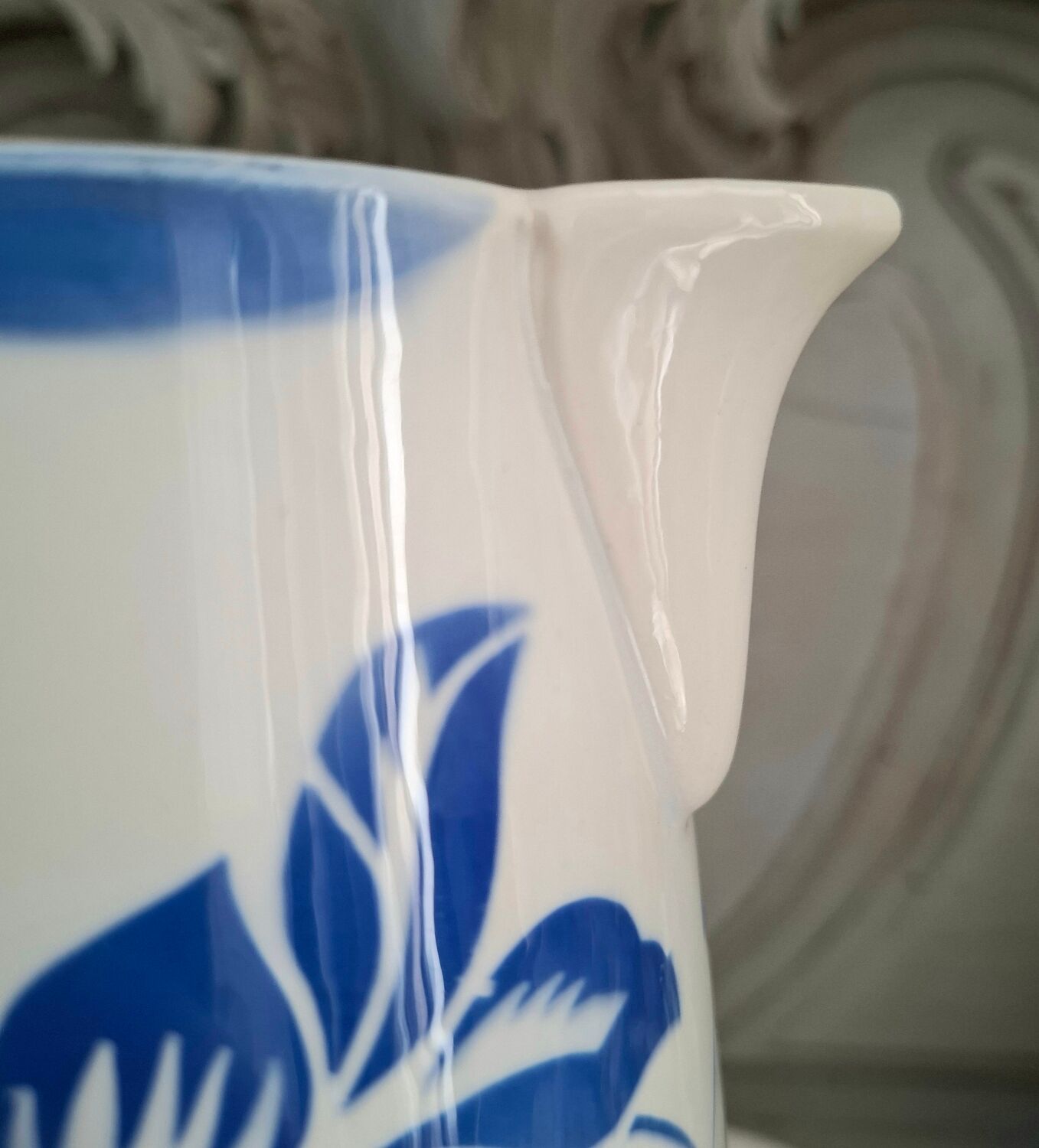 Pichet ancien en faïence Digoin