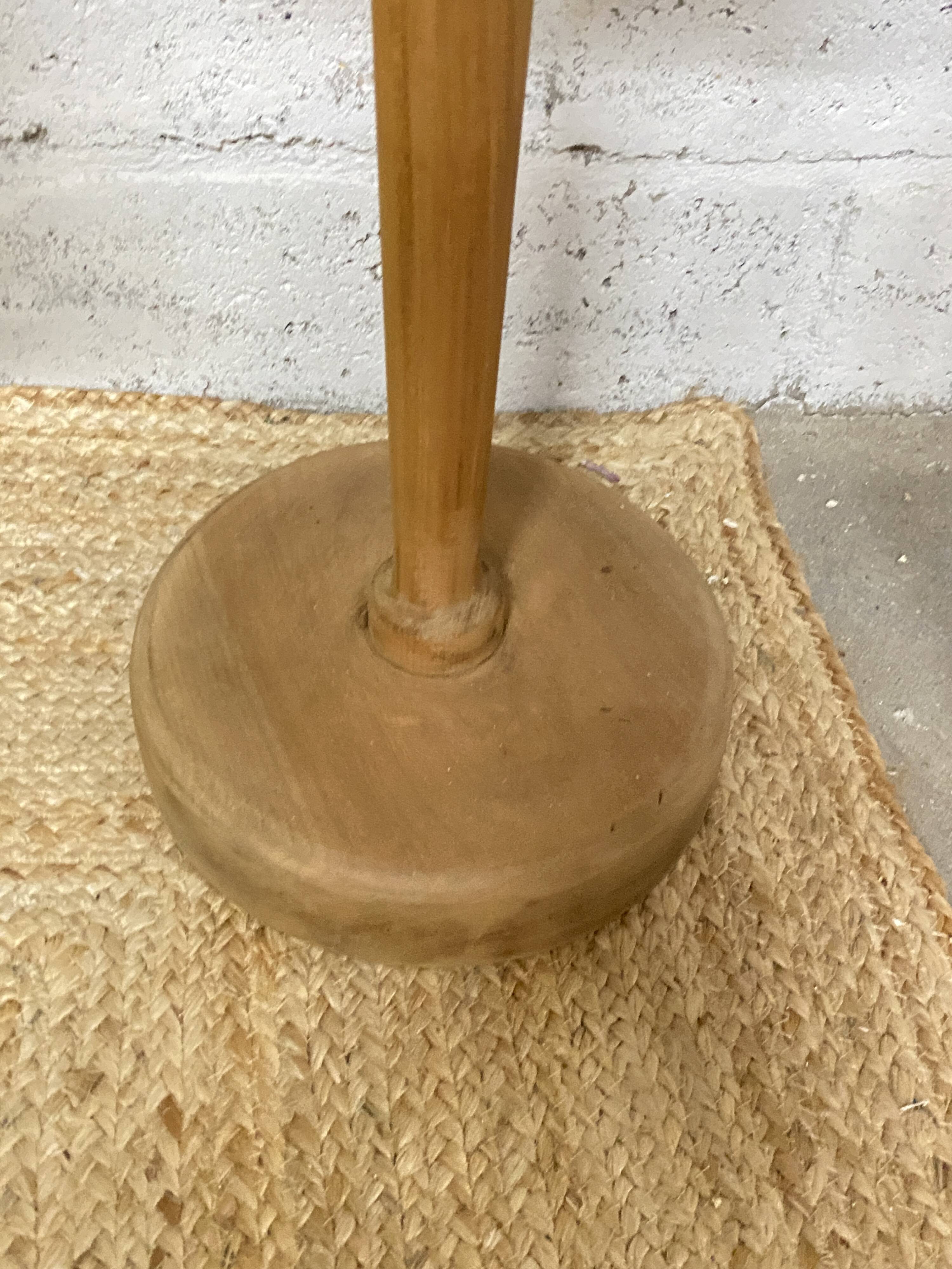 Guéridon - small round table in walnut