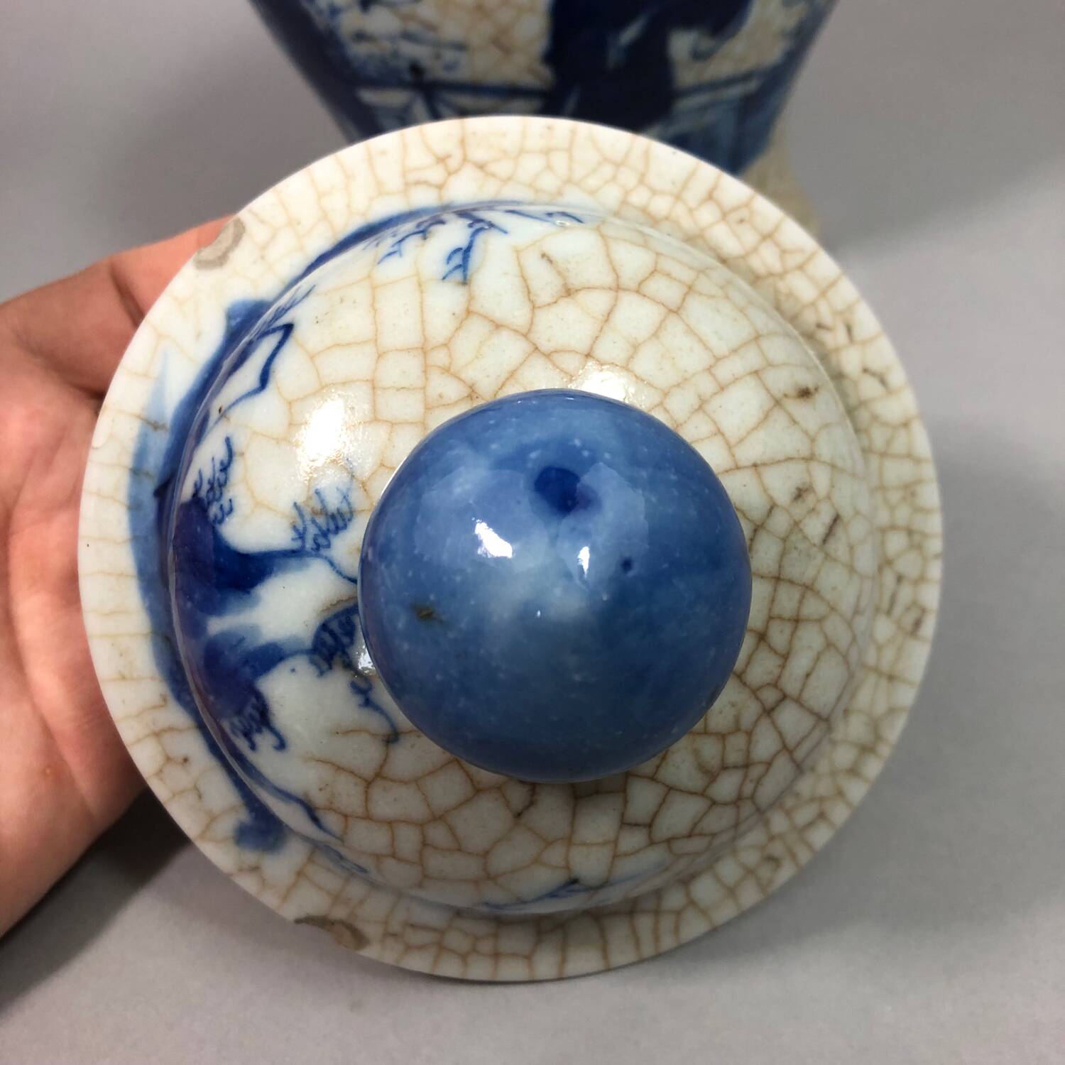 Chinese porcelain blue/white crackle jar 19th century? Court lady