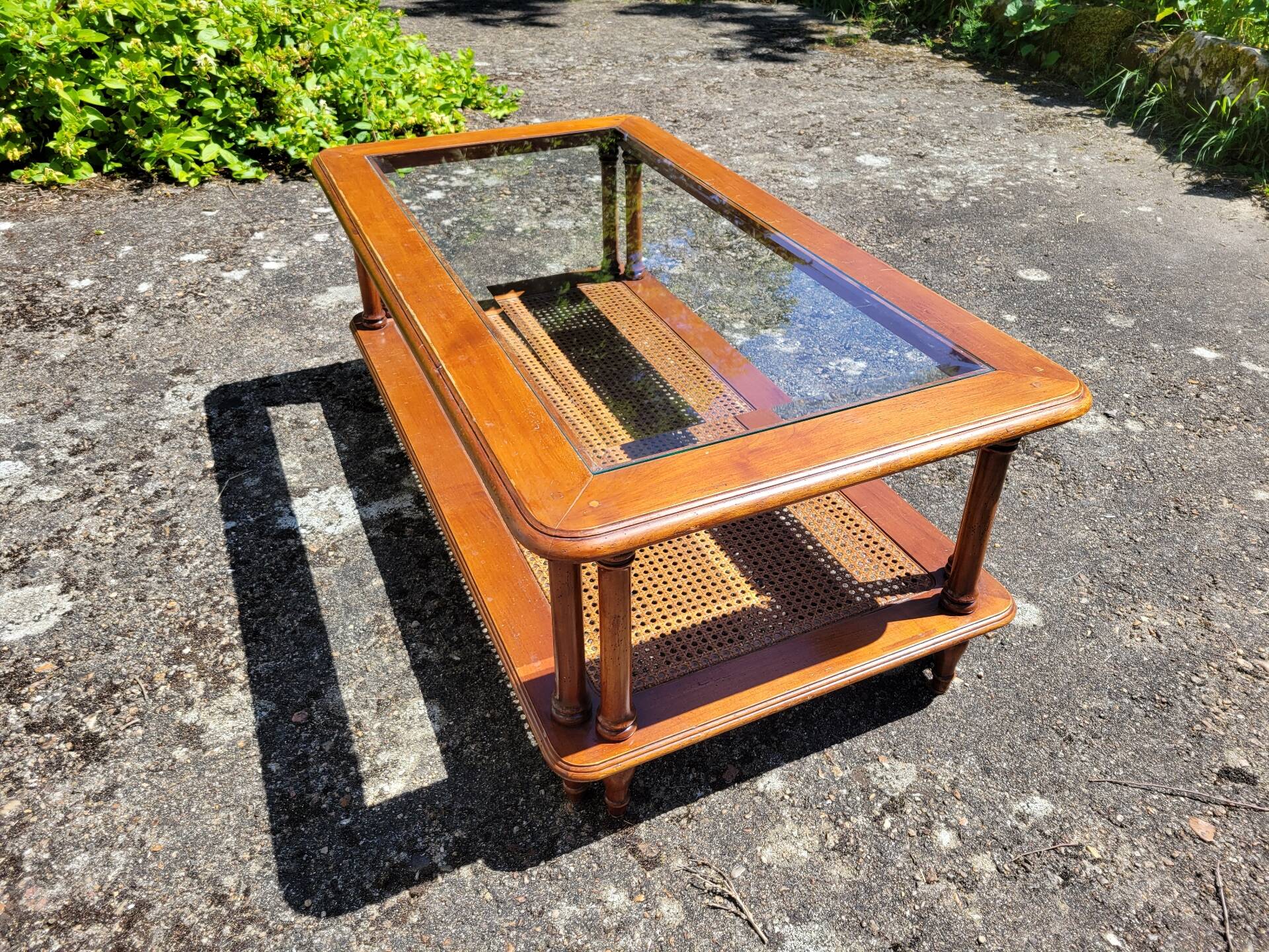 Table basse en merisier, verre et cannage