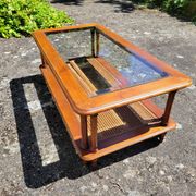 Table basse en merisier, verre et cannage