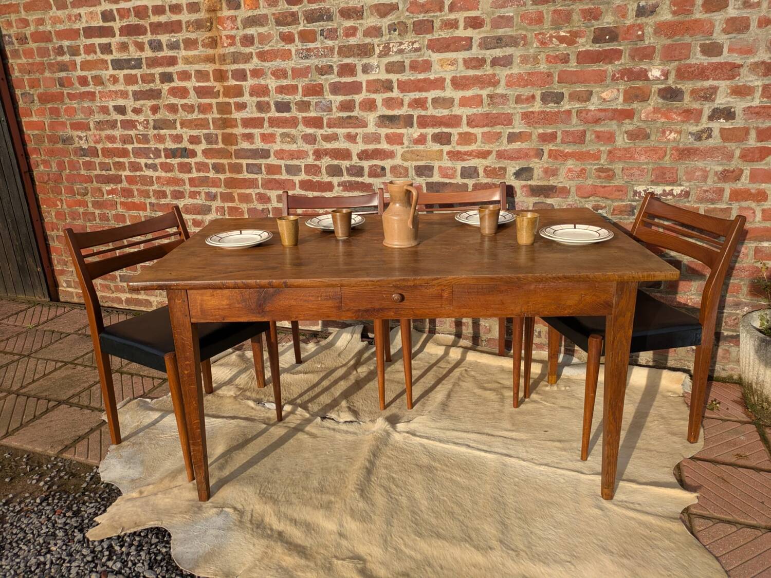 Desk table