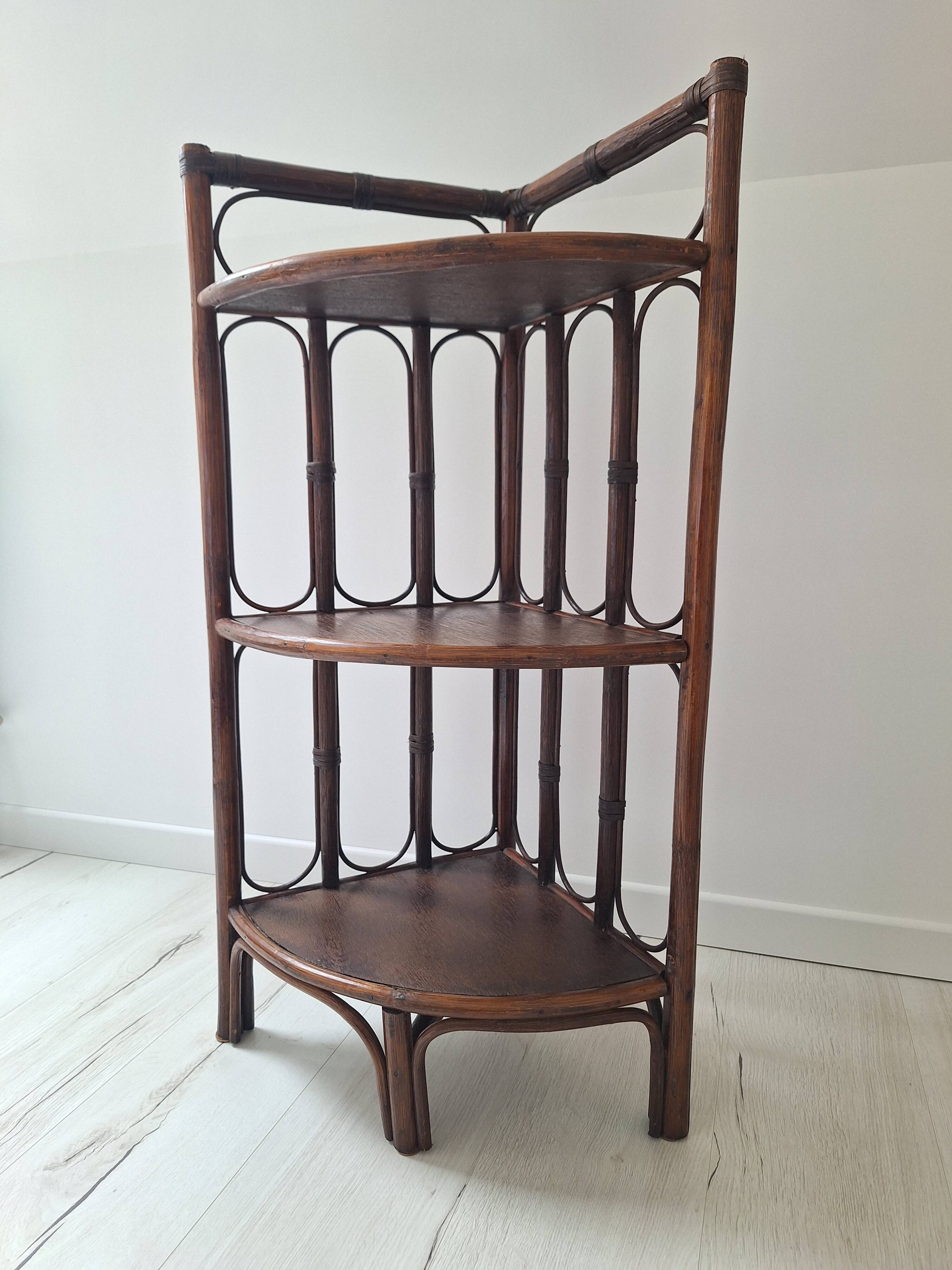 Etagère d'angle en rotin