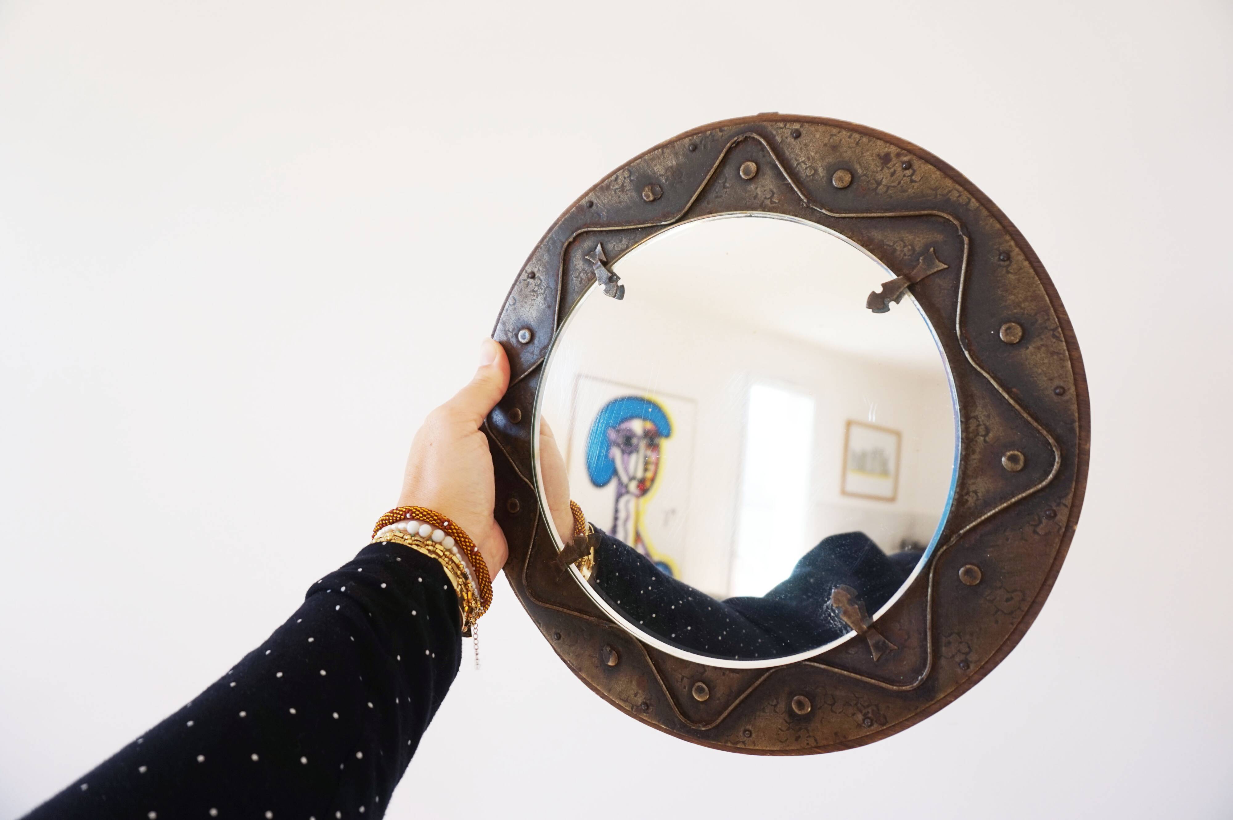 Decorative mirror in wood and gold metal