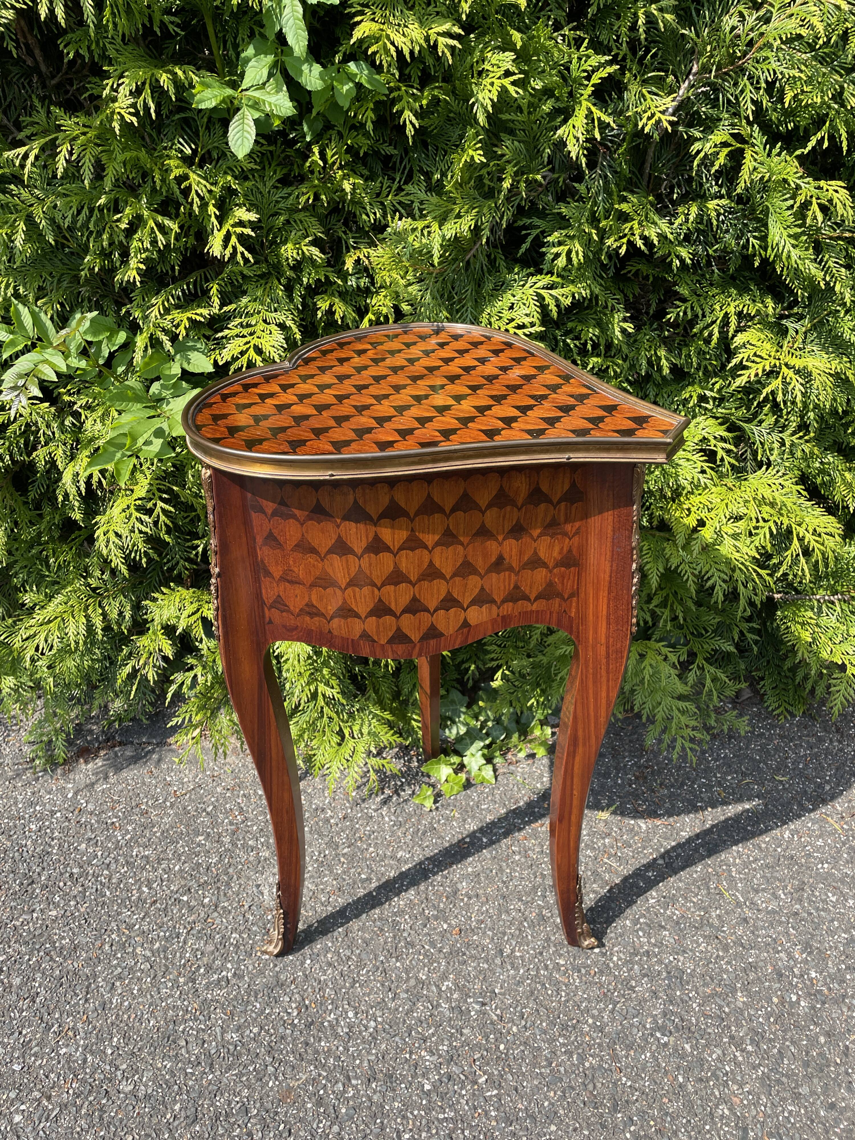 Small table or bedside table in the shape of a heart in marquetry. Style Louis XV