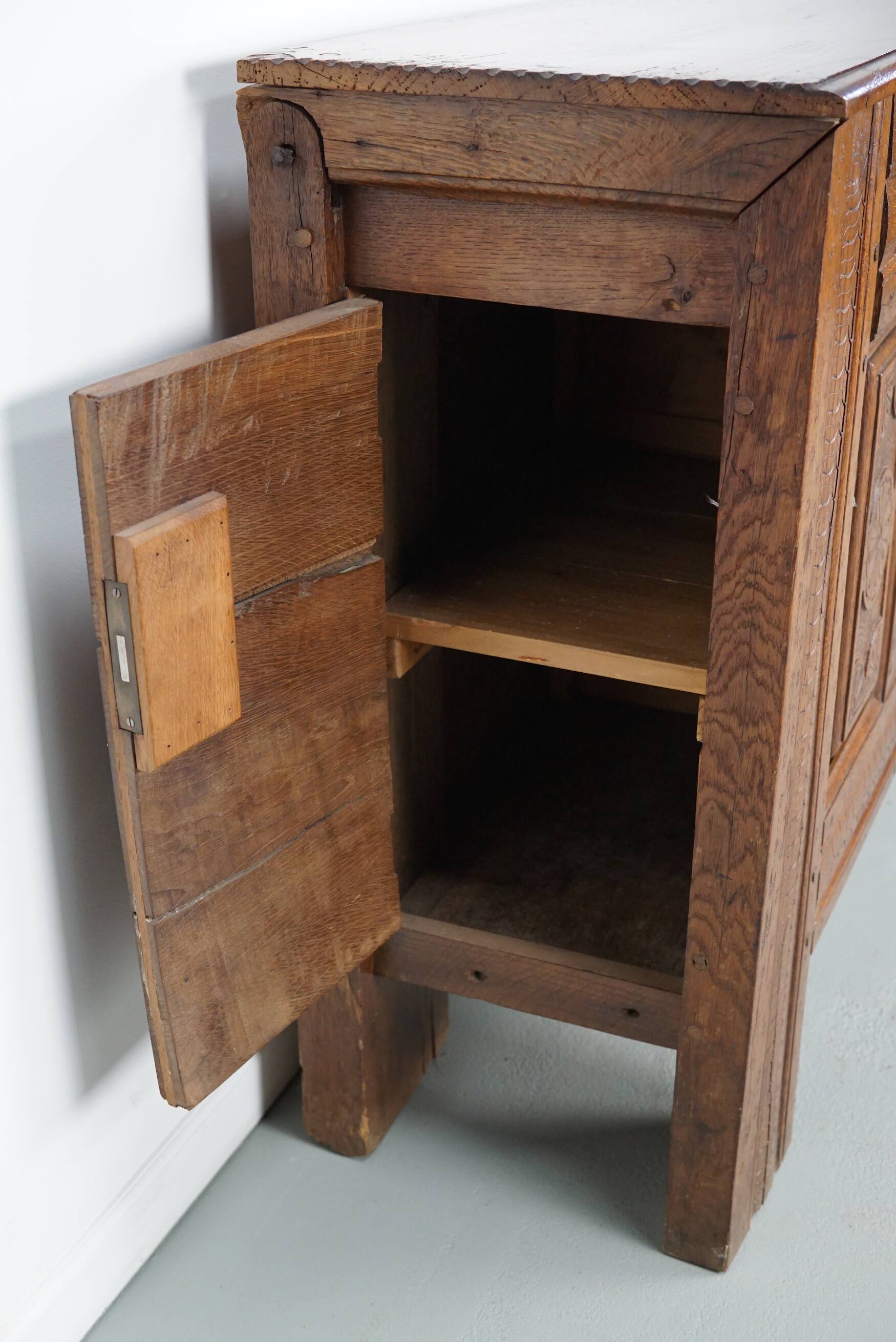Commode / table d'appoint en chêne sculpté hollandais du milieu du XVIIIe siècle