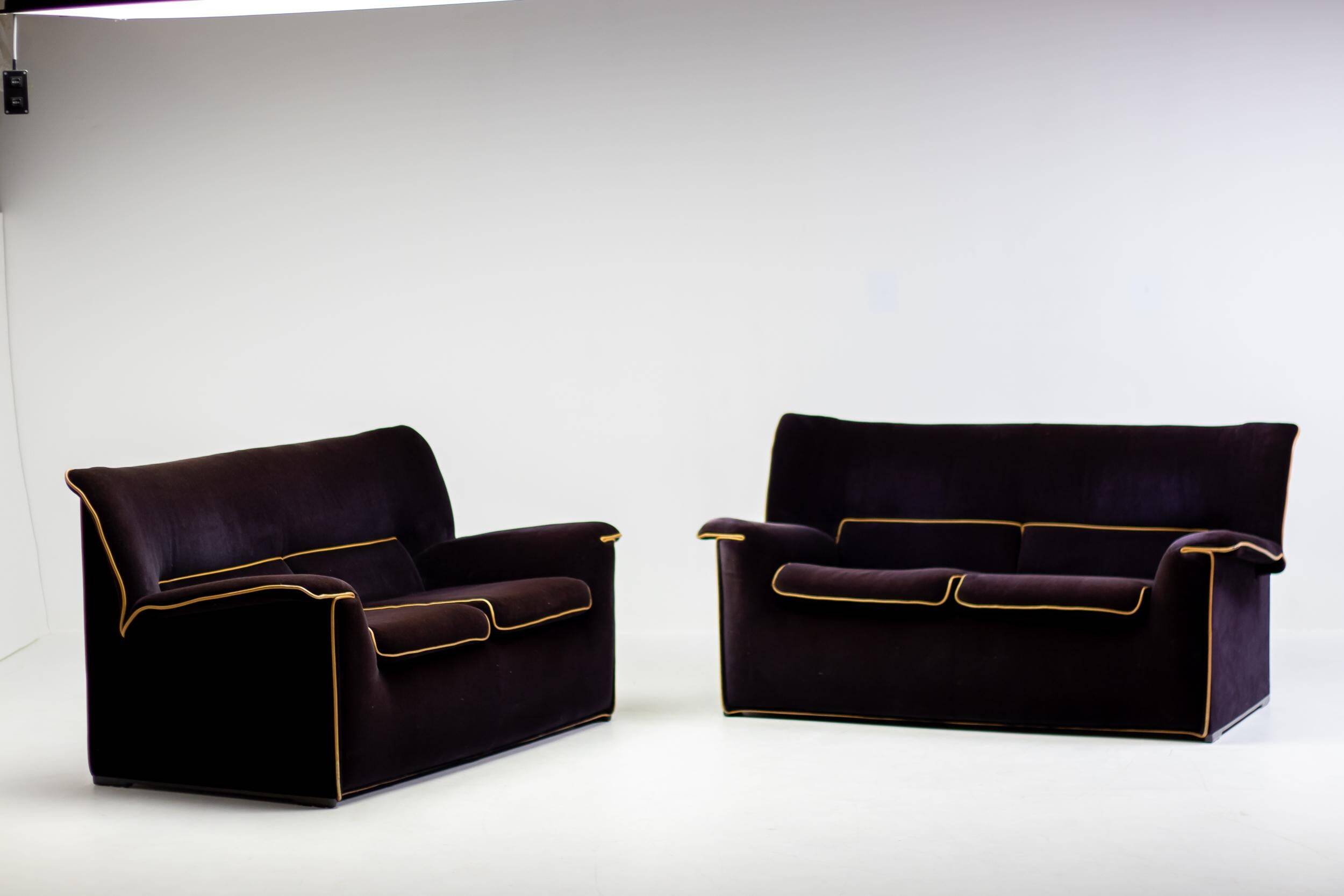 Lauriana sofa in velvet by Afra & Tobia Scarpa