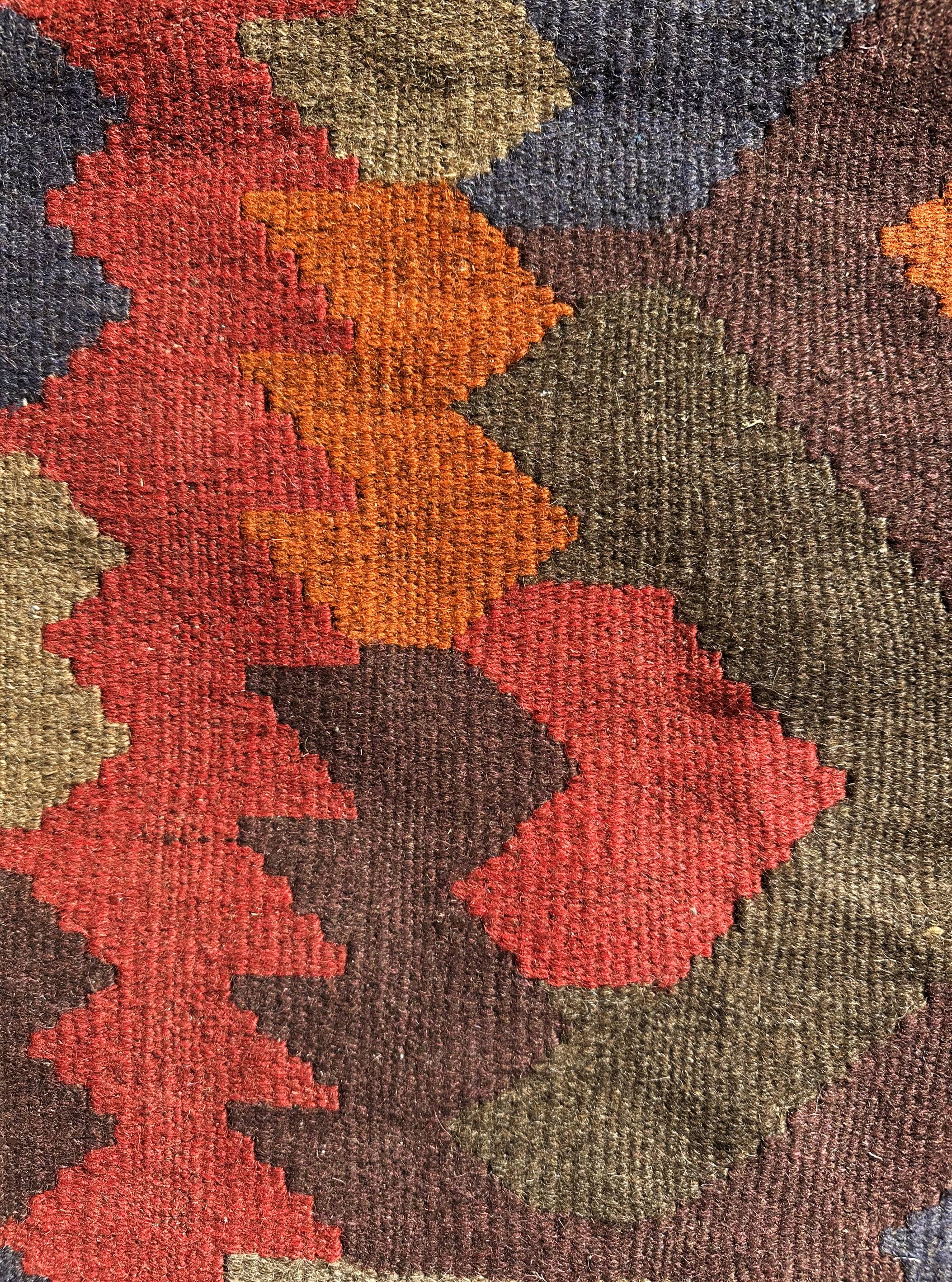 Multicoloured artisanal kilim rug 200x156cm. Turkey, 1970s.