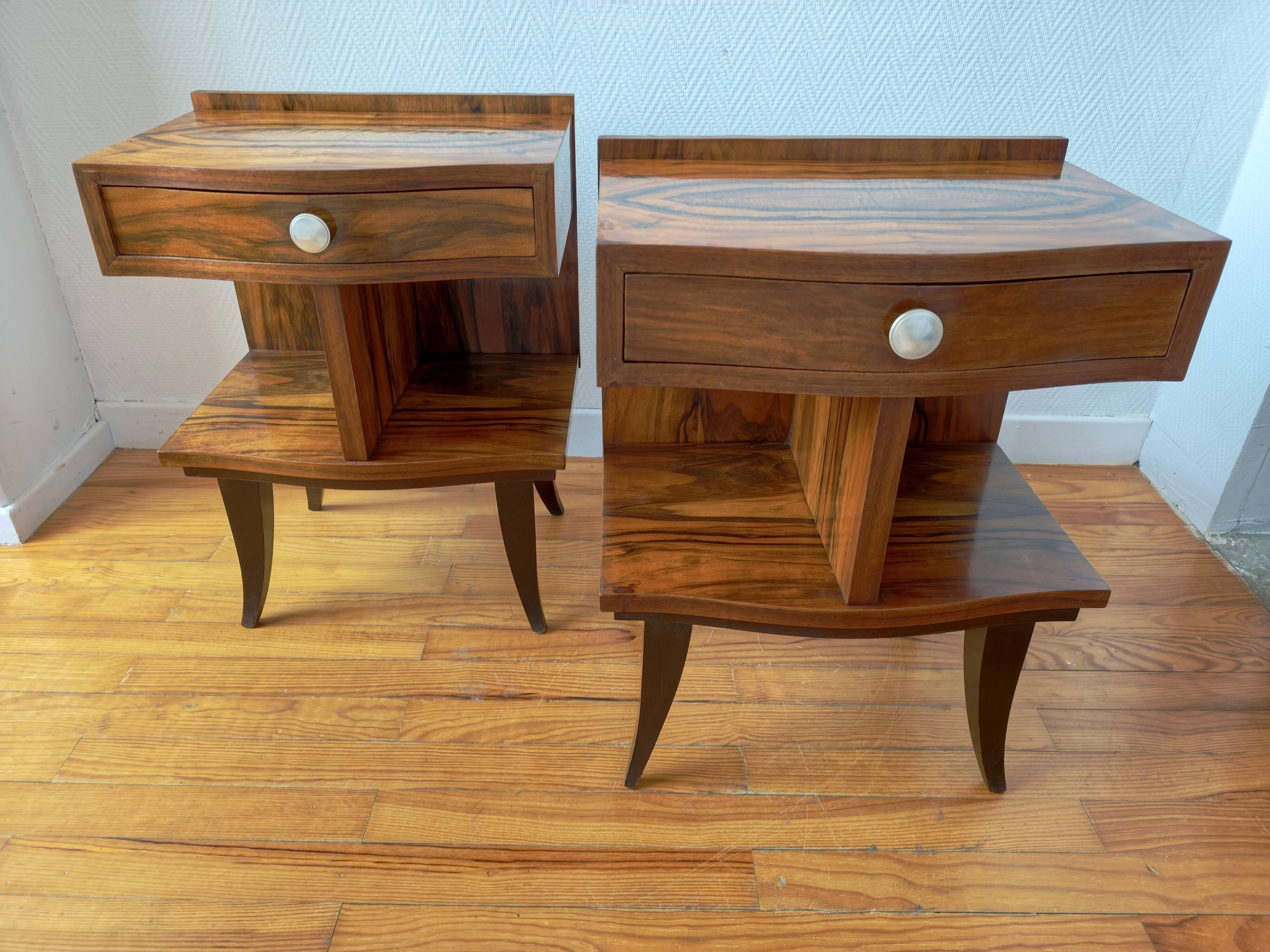 Pair of Art Deco bedside tables with flame veining, 1930s.