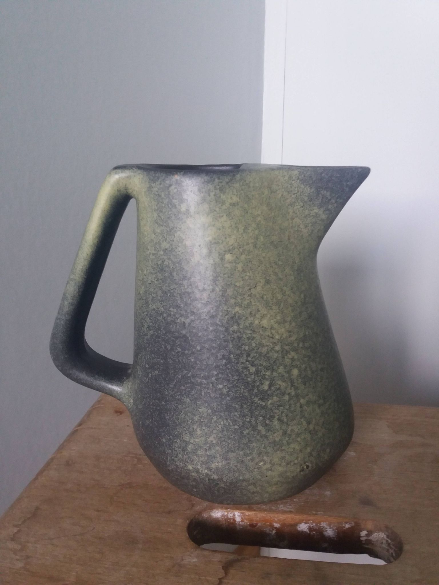Pichet signé François Caleca Vallauris rare en vert pâle