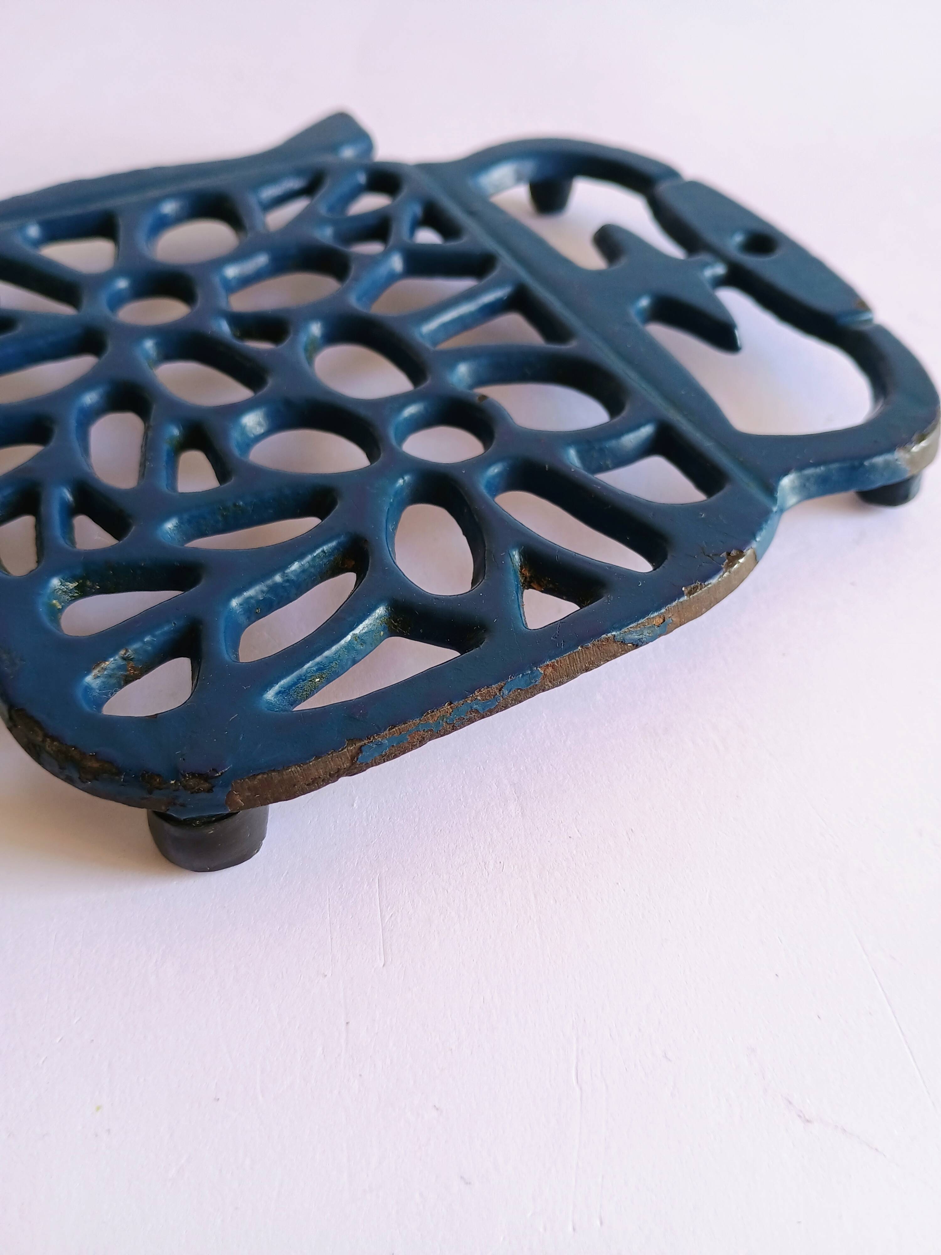 Kettle-shaped cast iron trivet