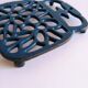 Kettle-shaped cast iron trivet