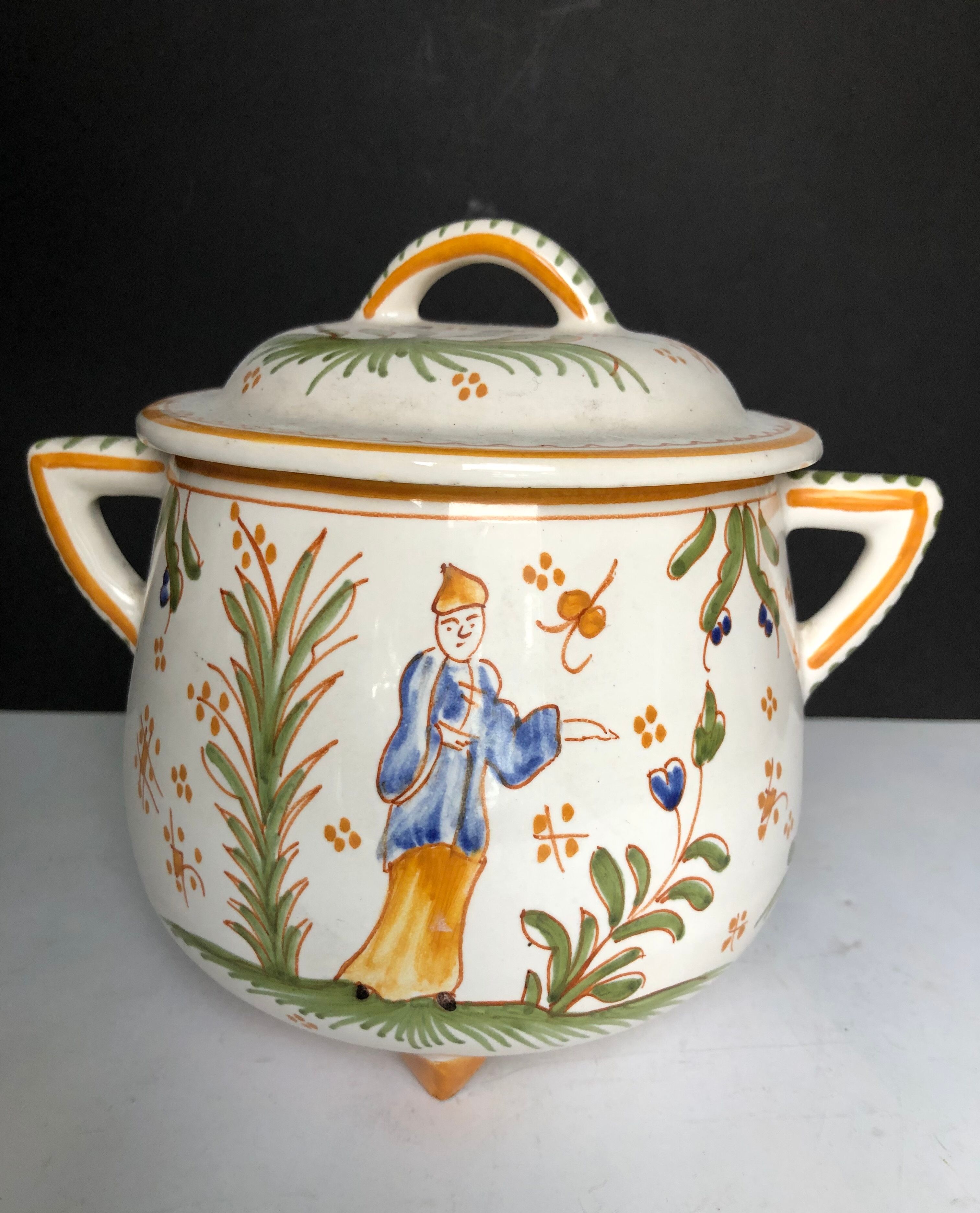 Covered pot or candy in Moustiers earthenware