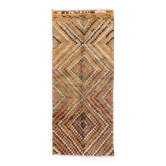 Tapis coureur Tulu vintage fait à la main avec un design géométrique en diamant dans des tons bruns, orange et terreux, 100 % laine.