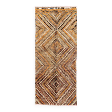 Tapis coureur Tulu vintage fait à la main avec un design géométrique en diamant dans des tons bruns, orange et terreux, 100 % laine.