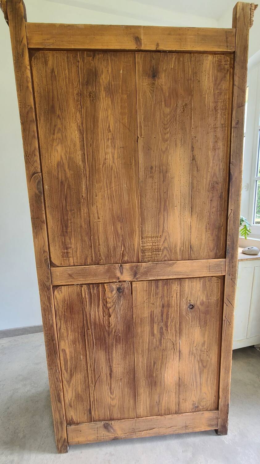 Wooden mesh linen cupboard