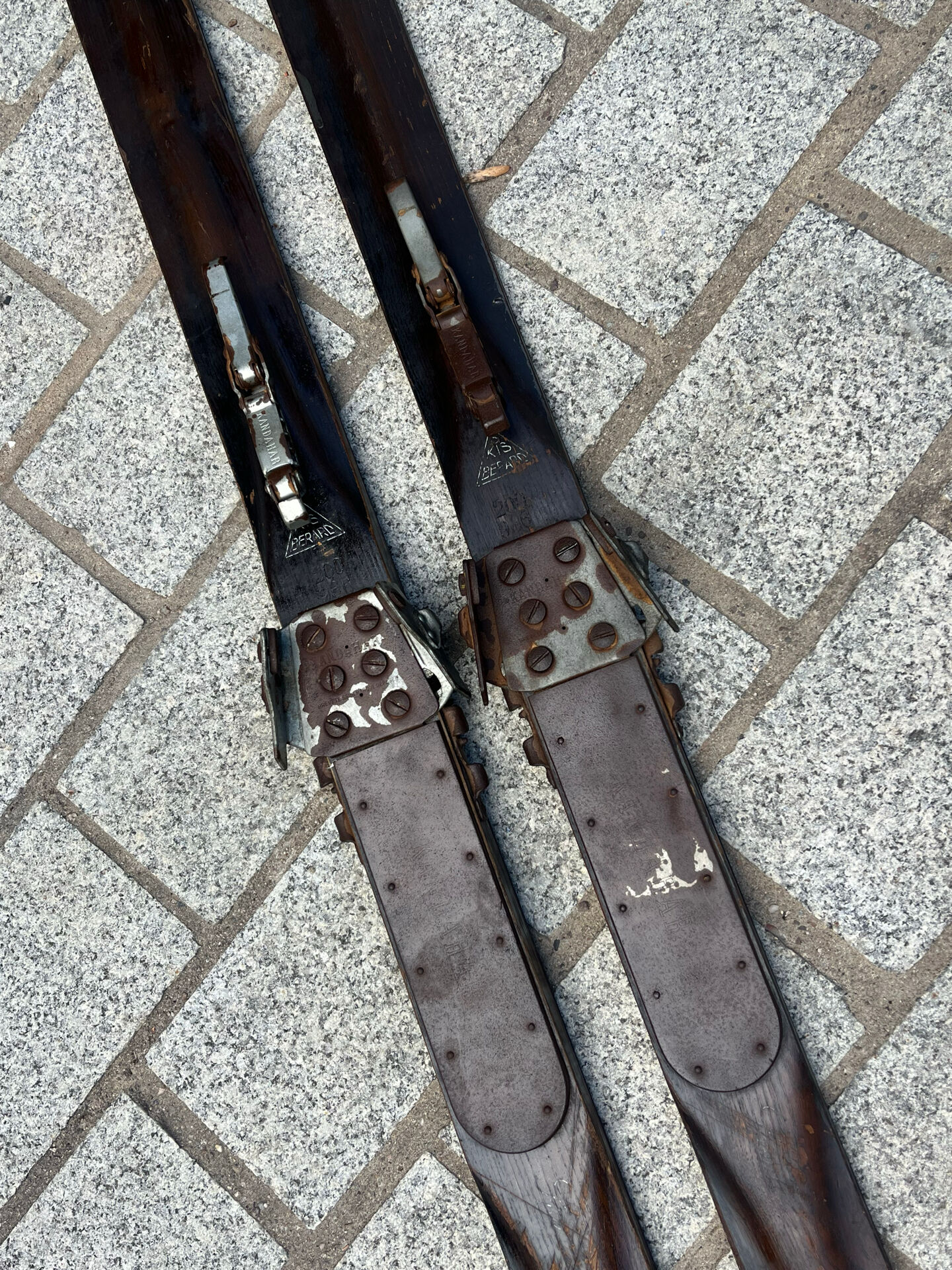 Paire de skis vintage en bois L = 198 cm