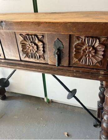Baroque Spanish console table in carved walnut, 17th-18th century.