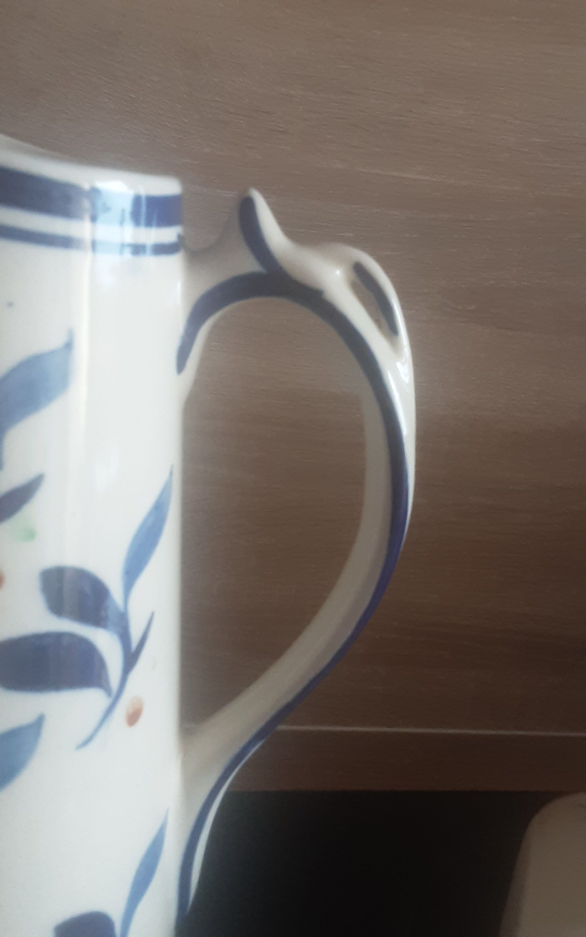 Lot decanter and cracked earthenware pot