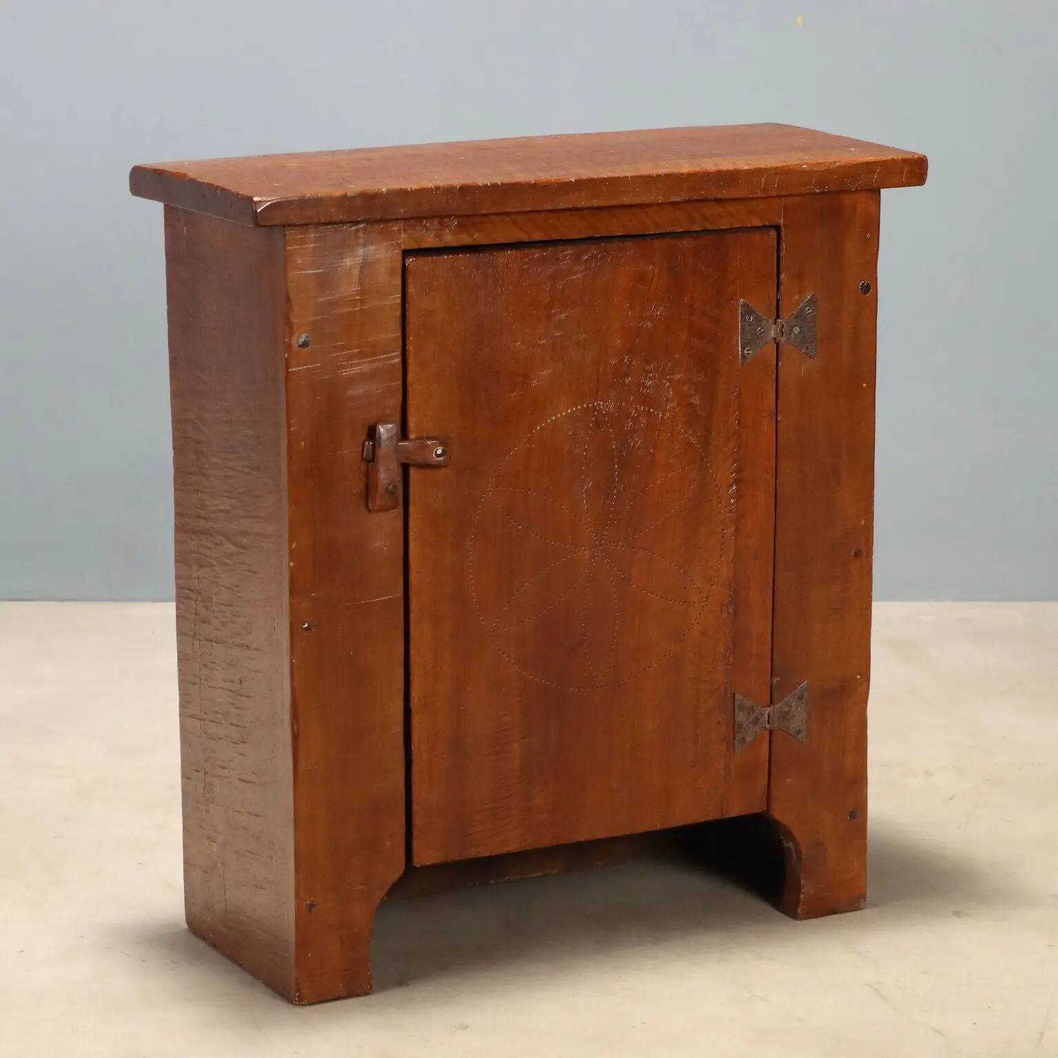 Walnut credenza with floral engraving - Italy 19th century