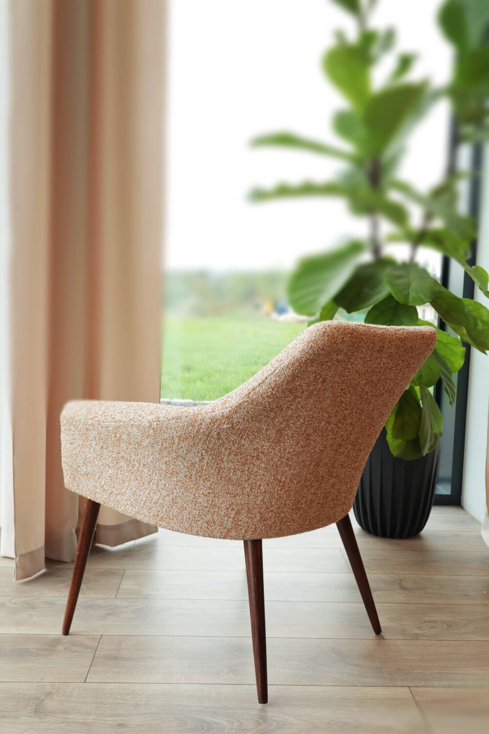 2 fauteuils en tissu bouclé blanc et orange, 1960