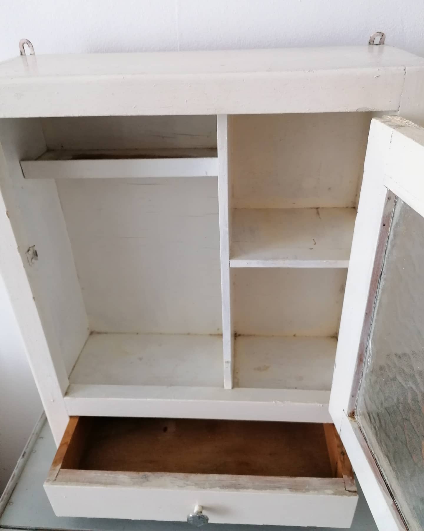 Wall-mounted toilet cabinet