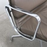 Early pair of Eames 'EA216' swivel lounge chairs by Herman Miller, 1960s