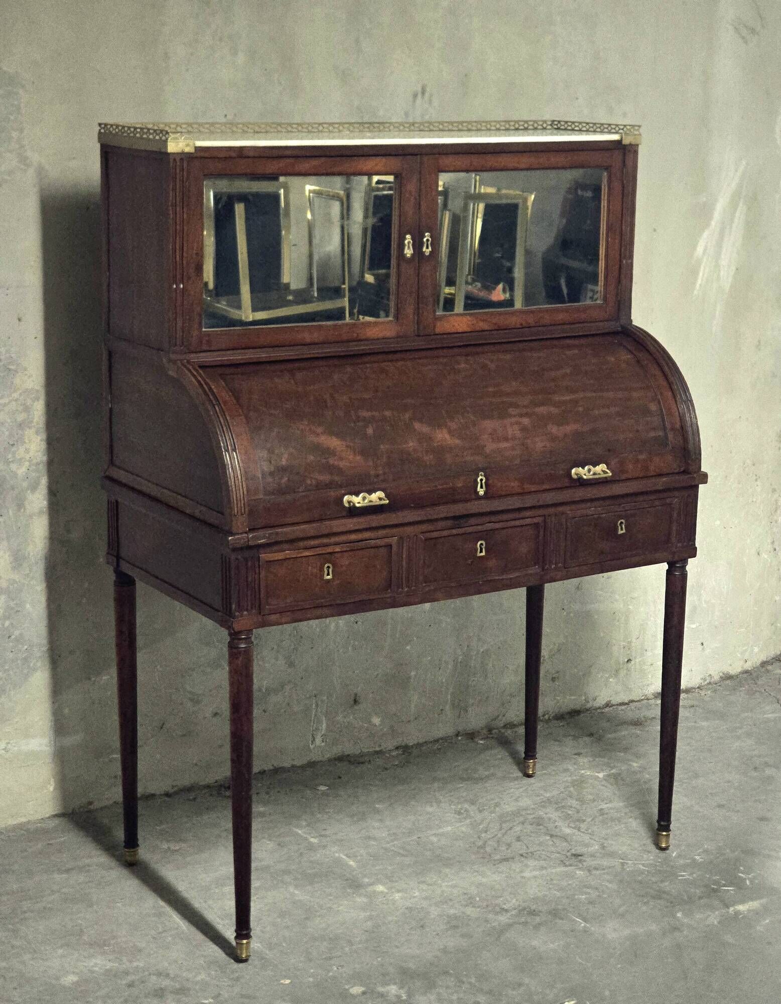 Cylinder desk in mahogany and mahogany veneer, Louis XVI style, 19th century.
