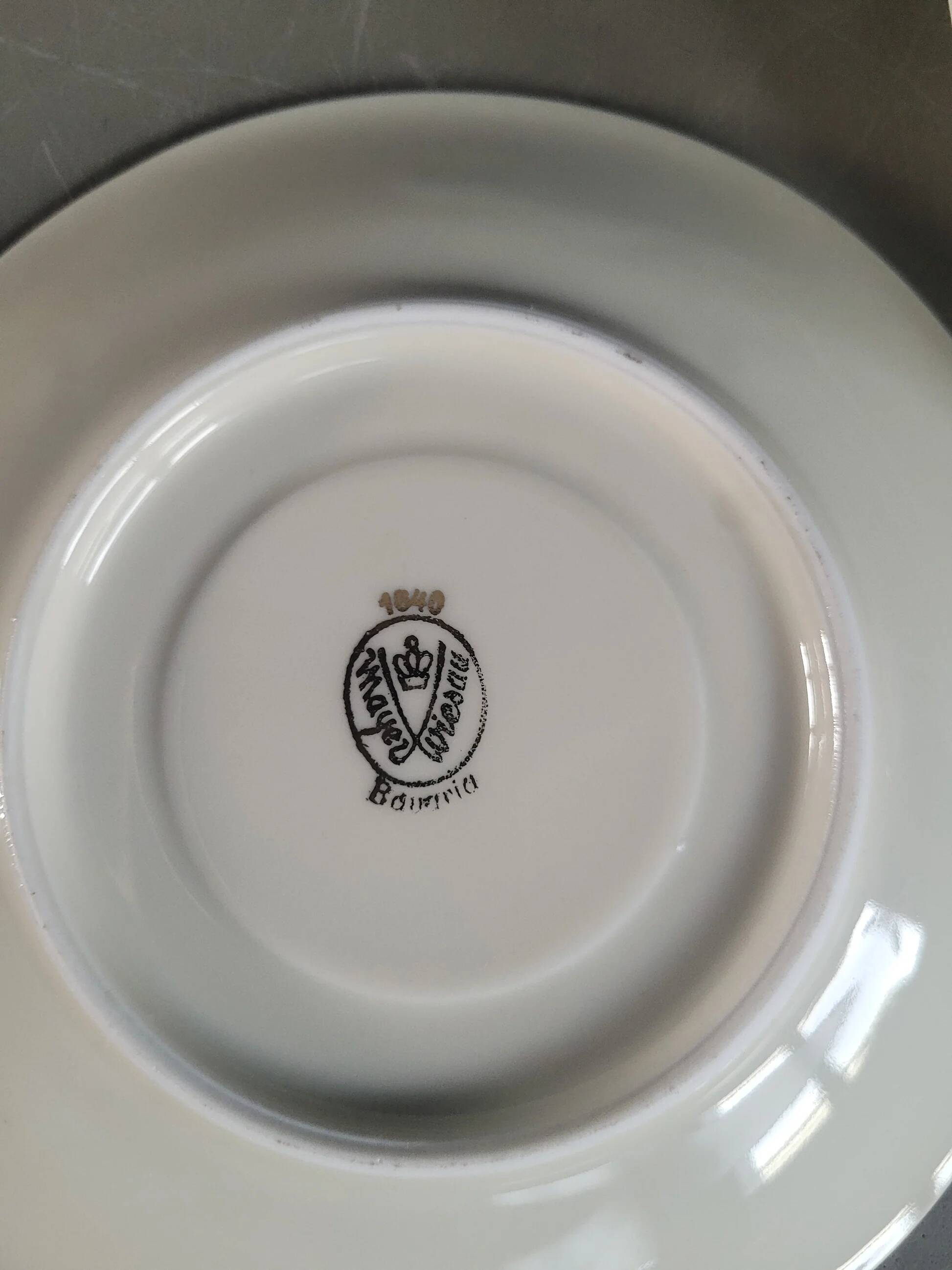 5 saucers Mayer Wiesau in Bavarian porcelain with a gold pattern.