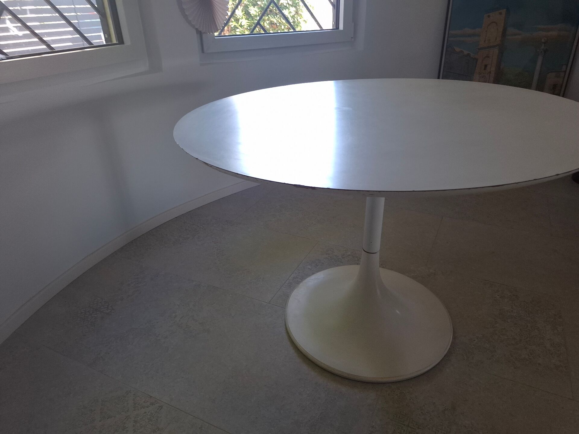 Tulip leg round table