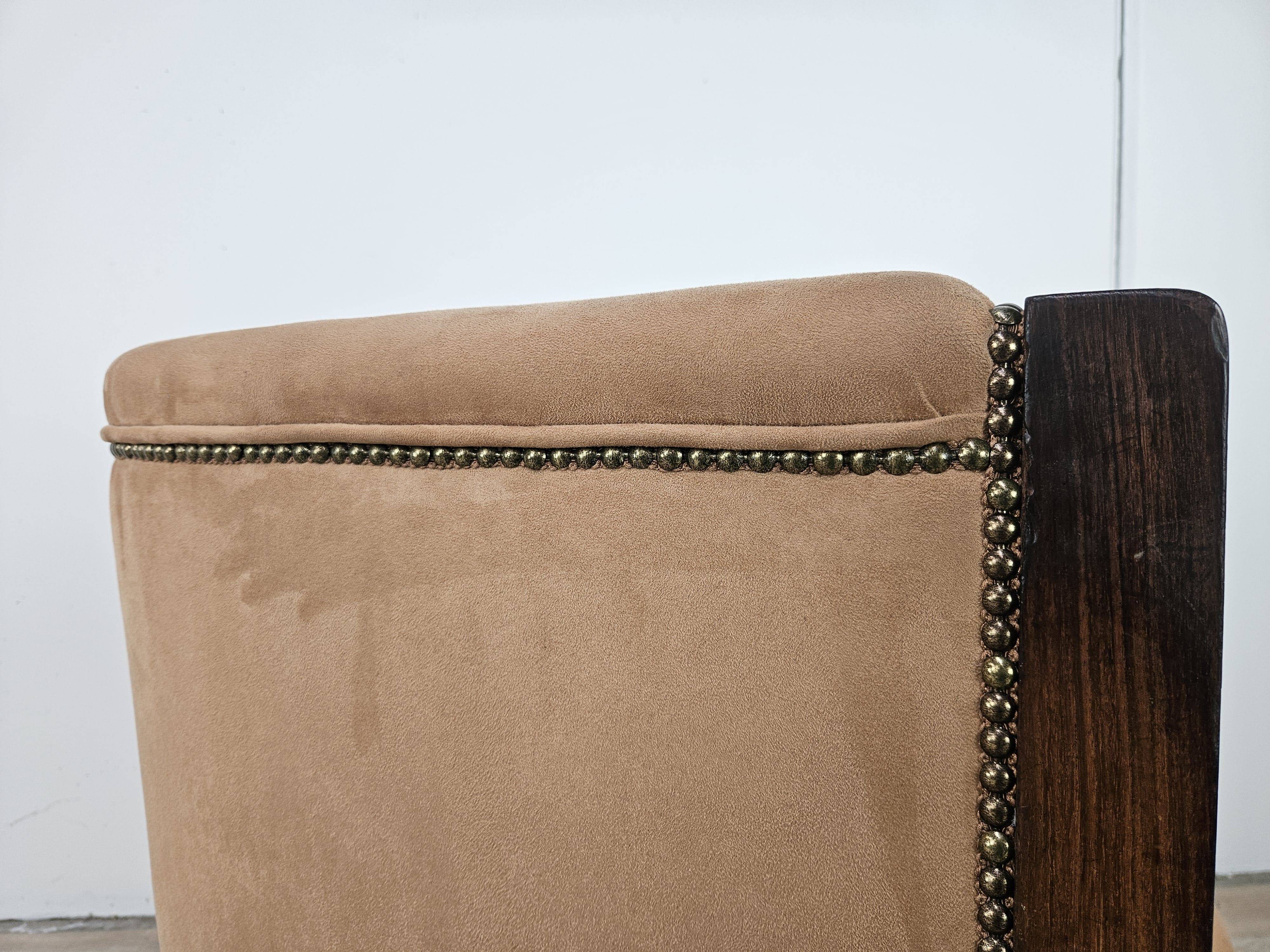 1940s Art Decò armchair in walnut and velvet